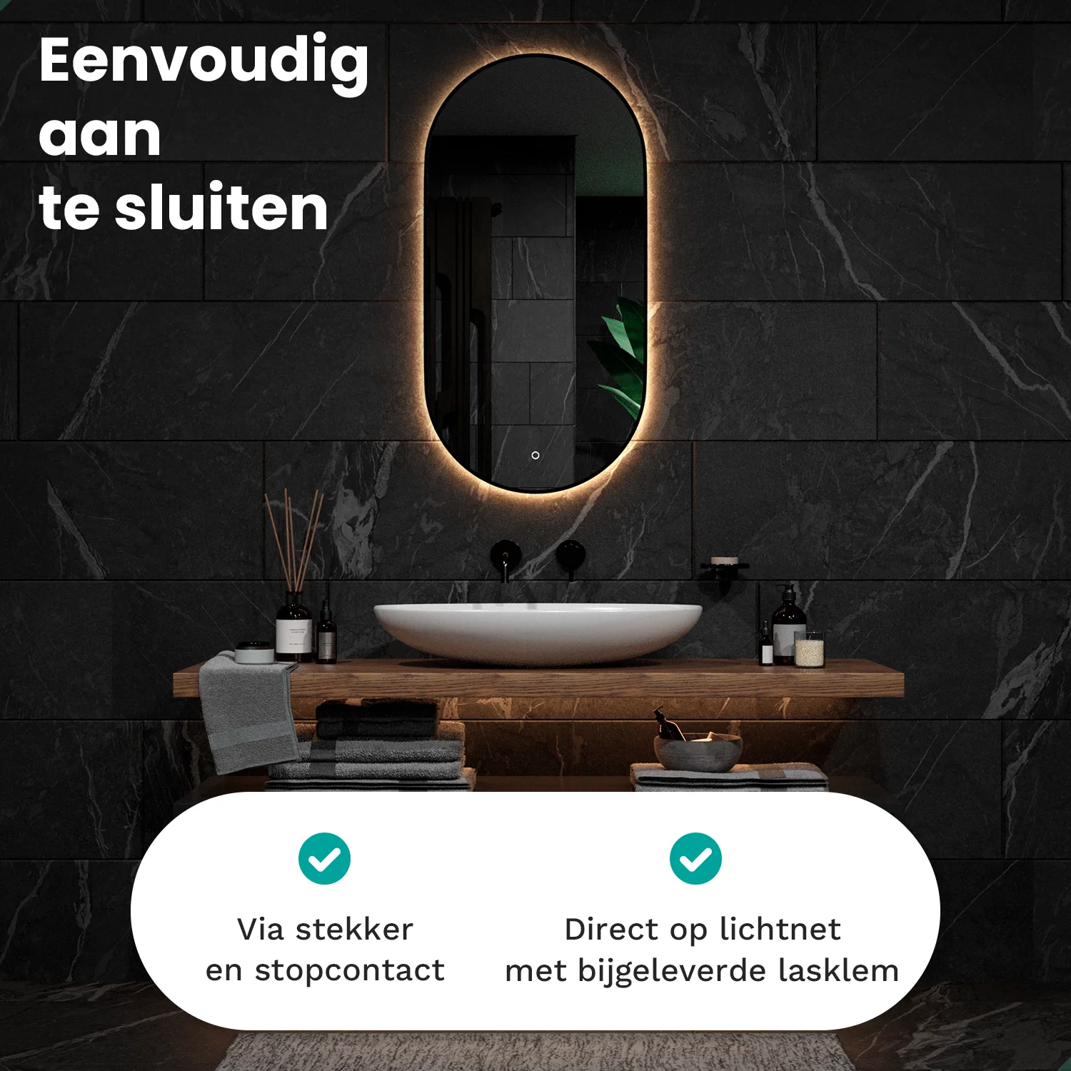 Badkamer met marmeren tegels, wastafel en verlichte spiegel.