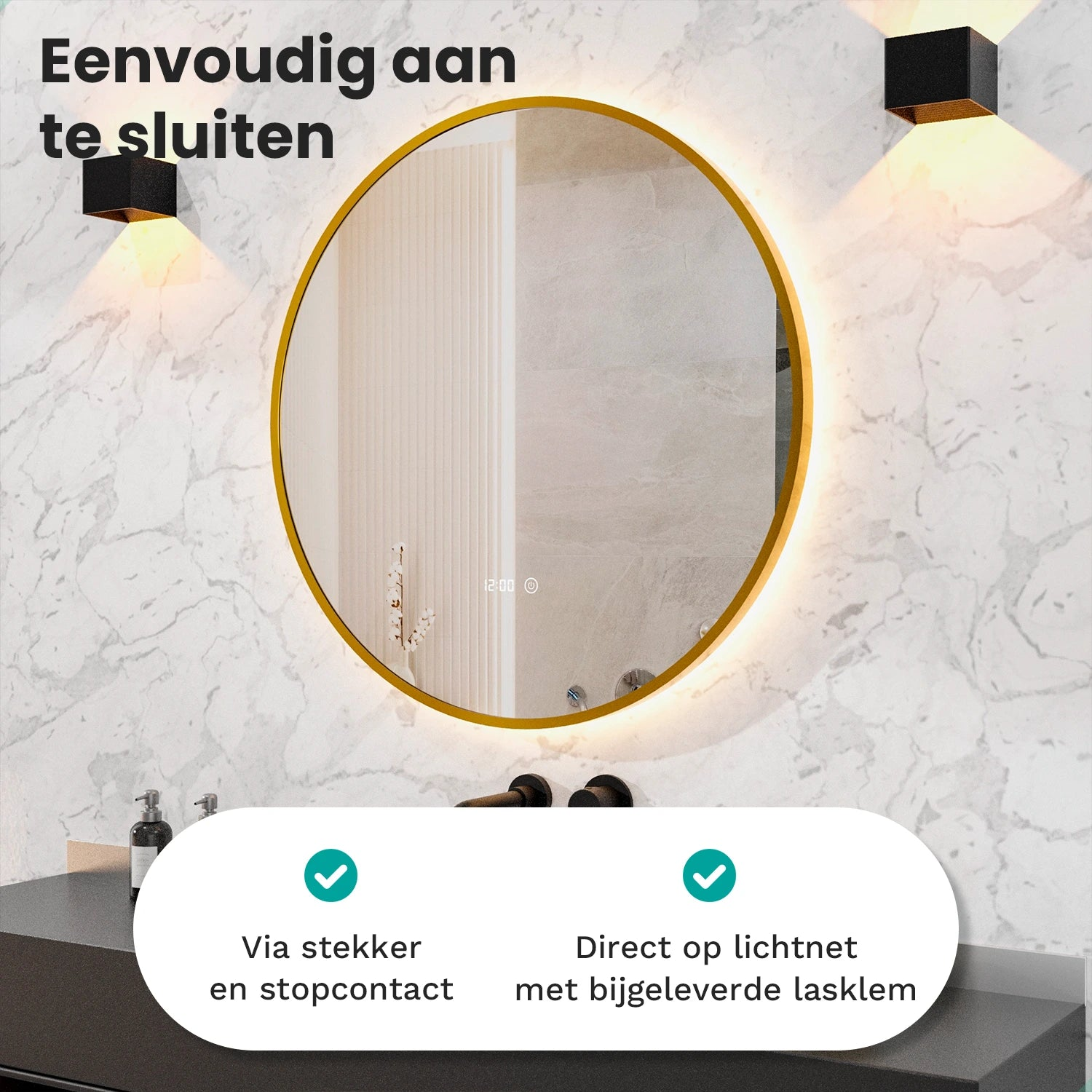 Ronde spiegel met gouden lijst, verlicht, aan marmeren muur met wandlampen.