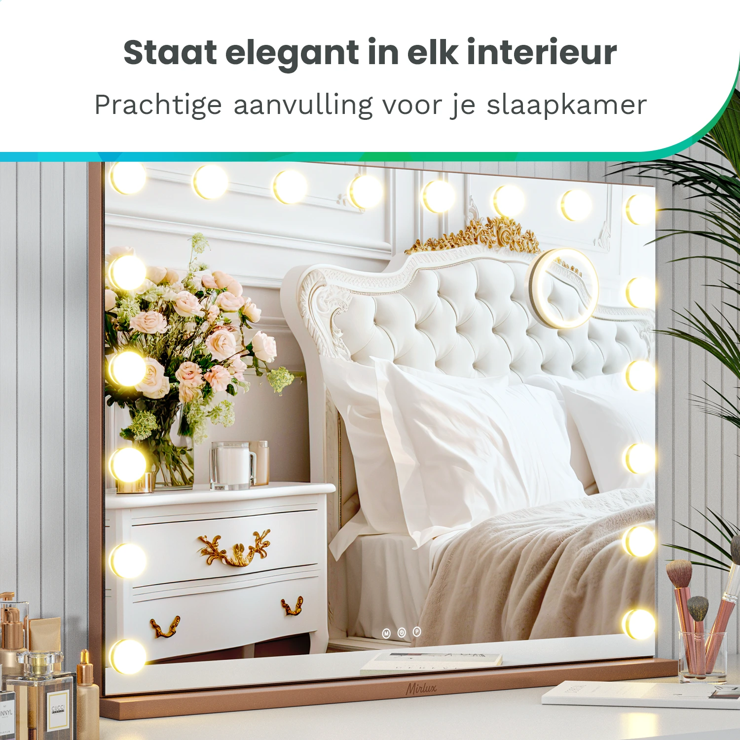 Een verlichte make-upspiegel reflecteert een bed en bloemen.