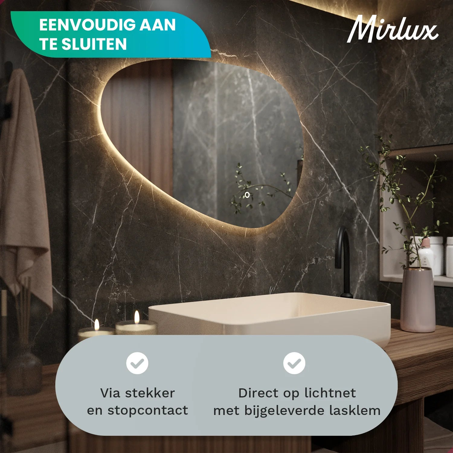 Een verlichte spiegel boven een wastafel met kaarsen en een handdoek.