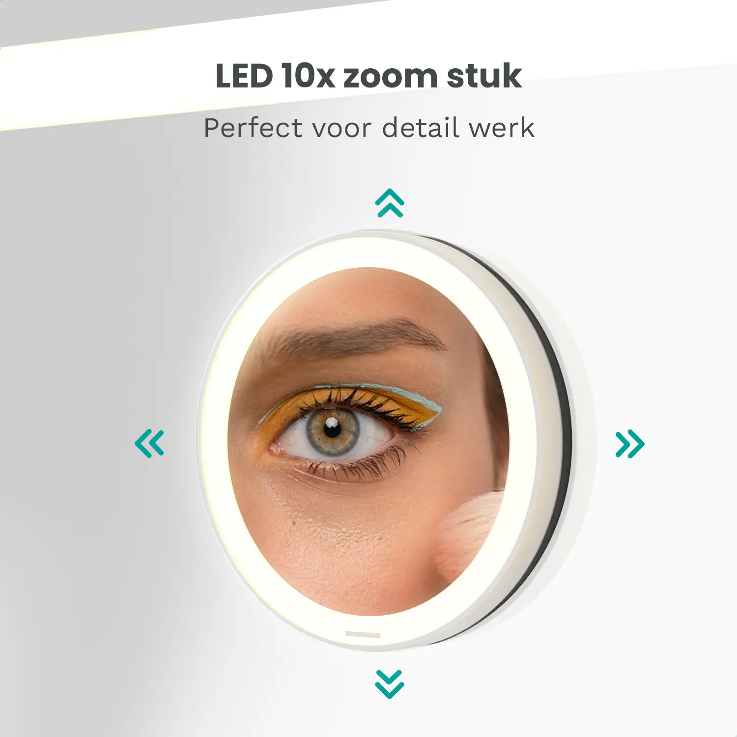 Close-up van een oog met make-up, weerspiegeld in een verlichte spiegel.