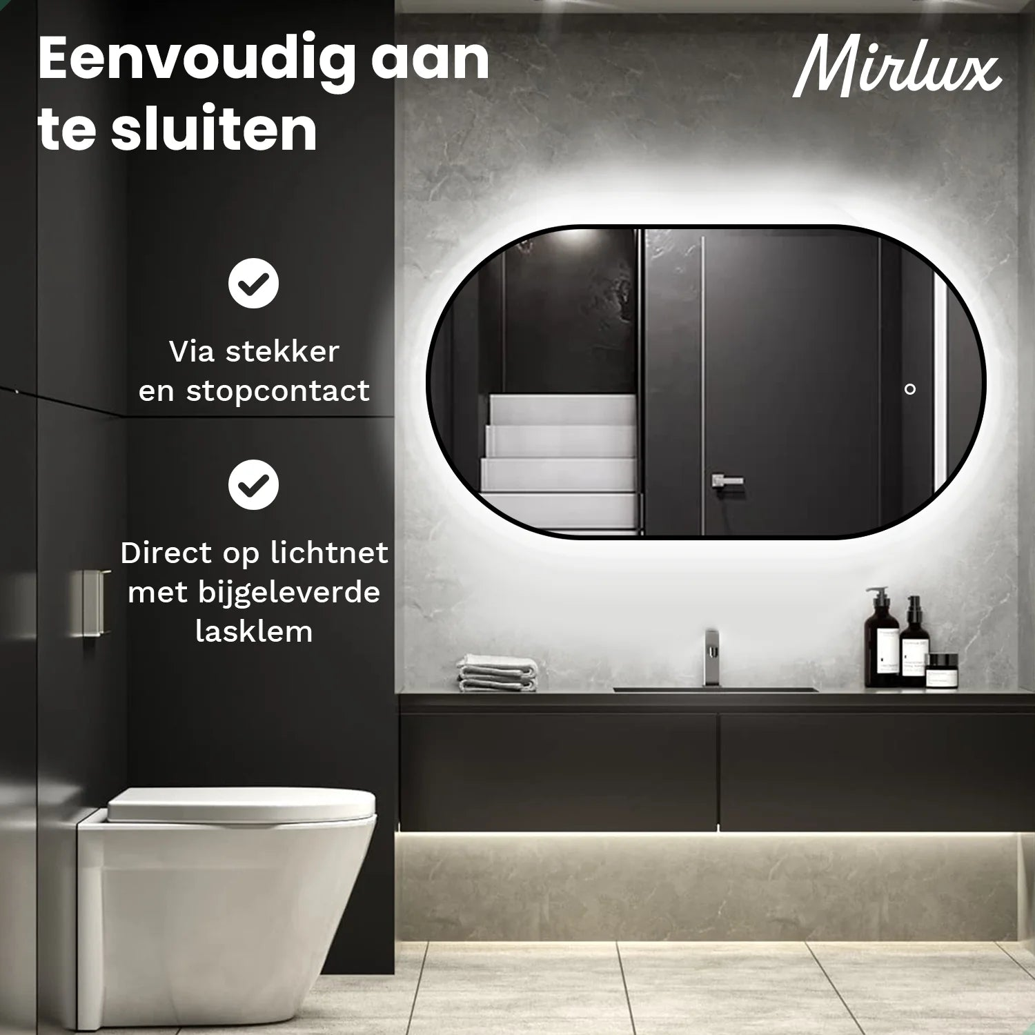 Moderne badkamer met verlichte spiegel, toilet en wastafel.
