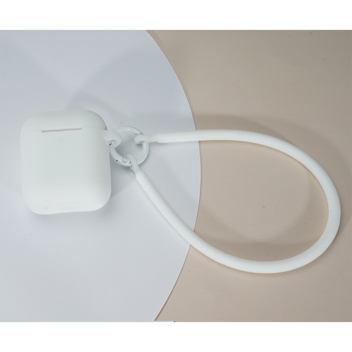 Ein weißes AirPods-Etui mit einem weißen Riemen, der daran befestigt ist.