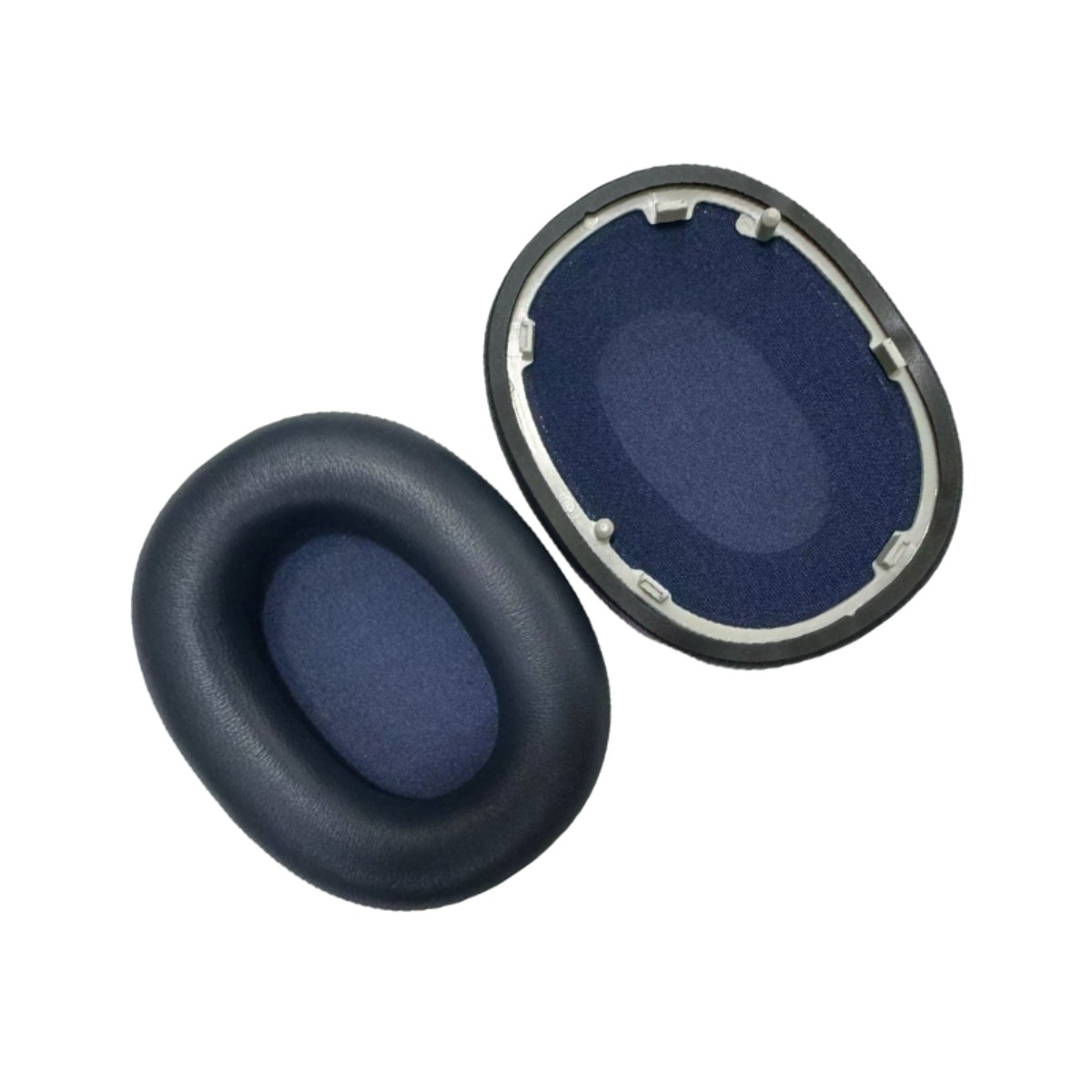 Due cuscinetti per cuffie blu scuro su sfondo bianco.