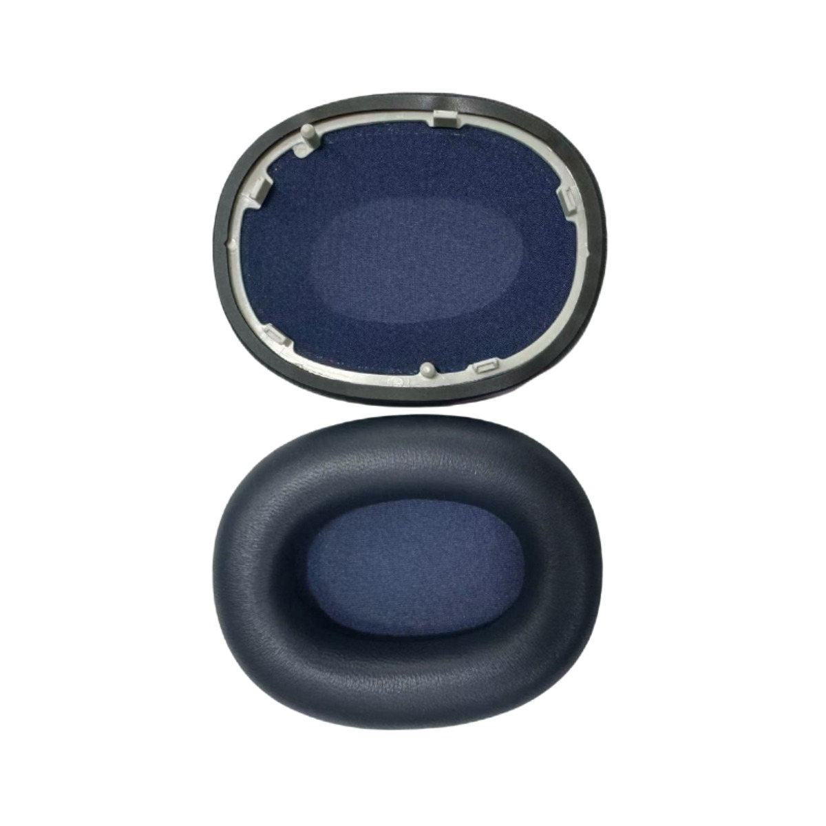 Due cuscinetti per cuffie, uno in tessuto, l'altro con bordo in pelle.