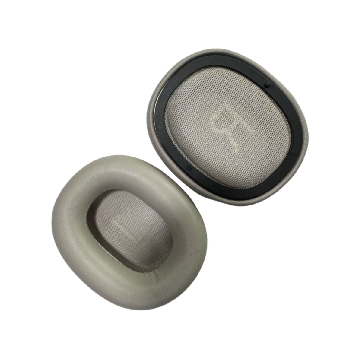 Due cuscinetti auricolari grigi per cuffie su sfondo bianco.