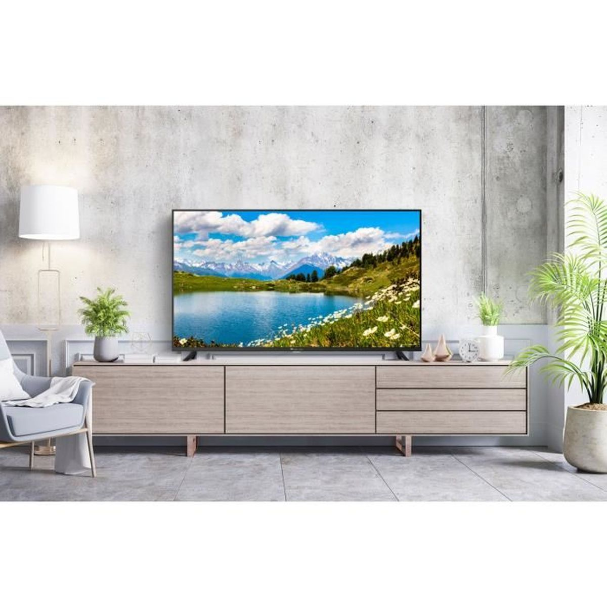 Ein moderner Wohnraum mit einem Fernseher, der eine Berglandschaft zeigt.
