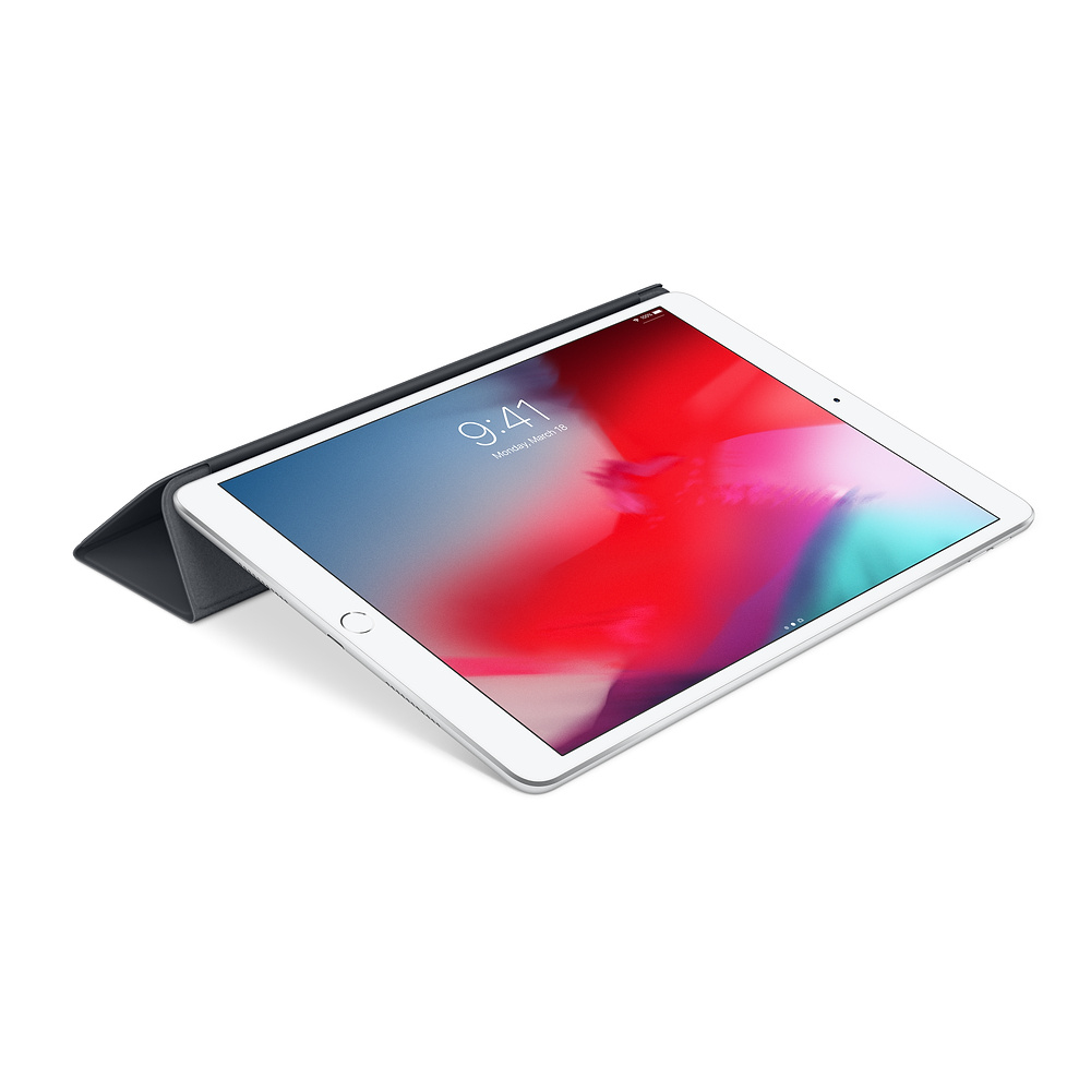 Ein weißes Tablet mit einem dunklen Schutzumschlag, das auf einem weißen Hintergrund liegt.