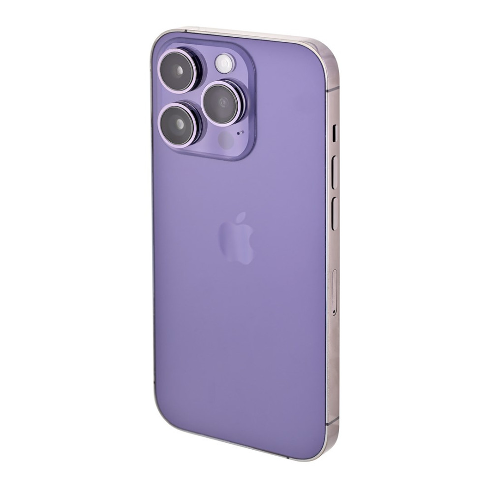 iPhone viola con tre fotocamere e logo Apple su sfondo bianco.