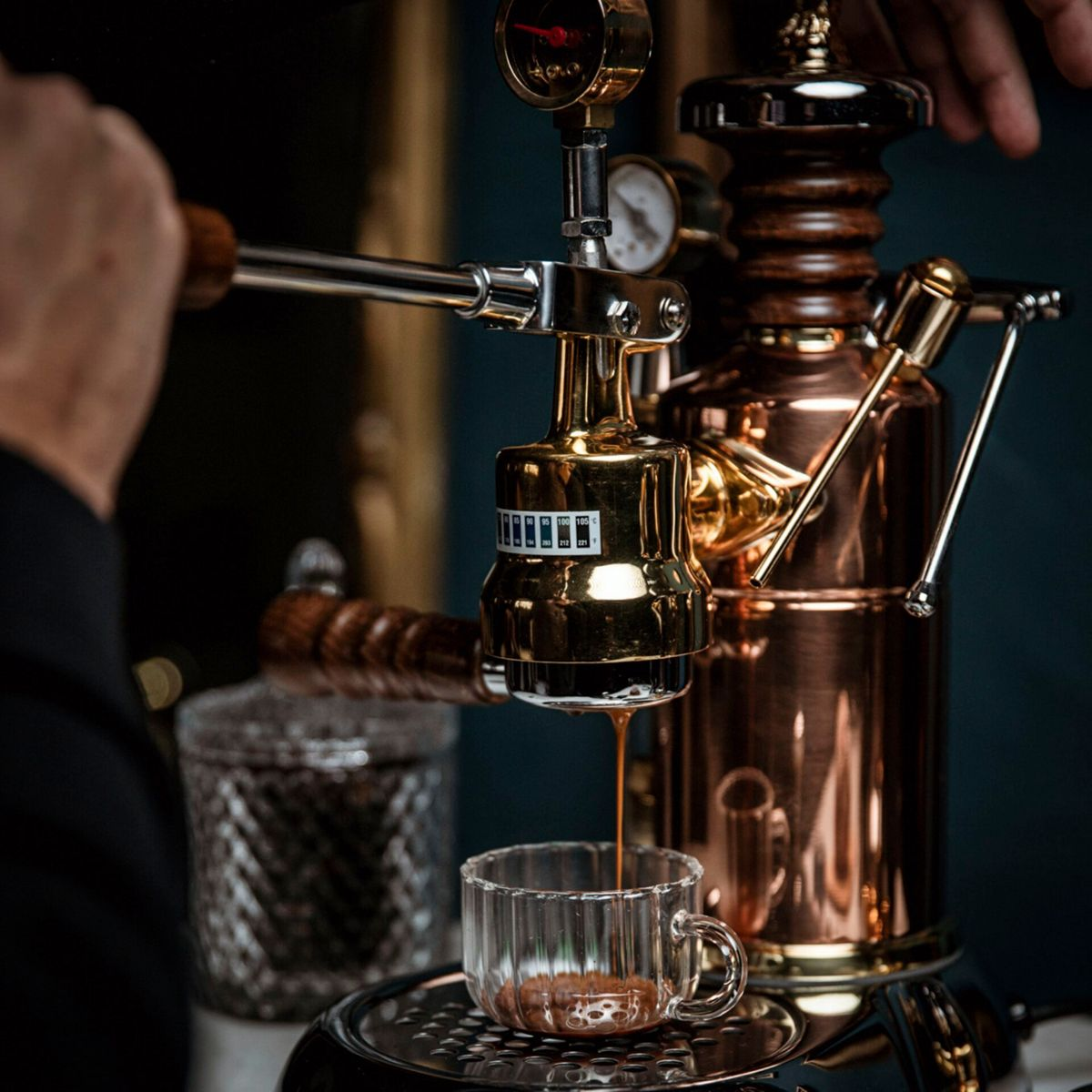 Mosiężna i miedziana maszyna do espresso parzy kawę do małej szklanki. Szczegółowe wskaźniki.