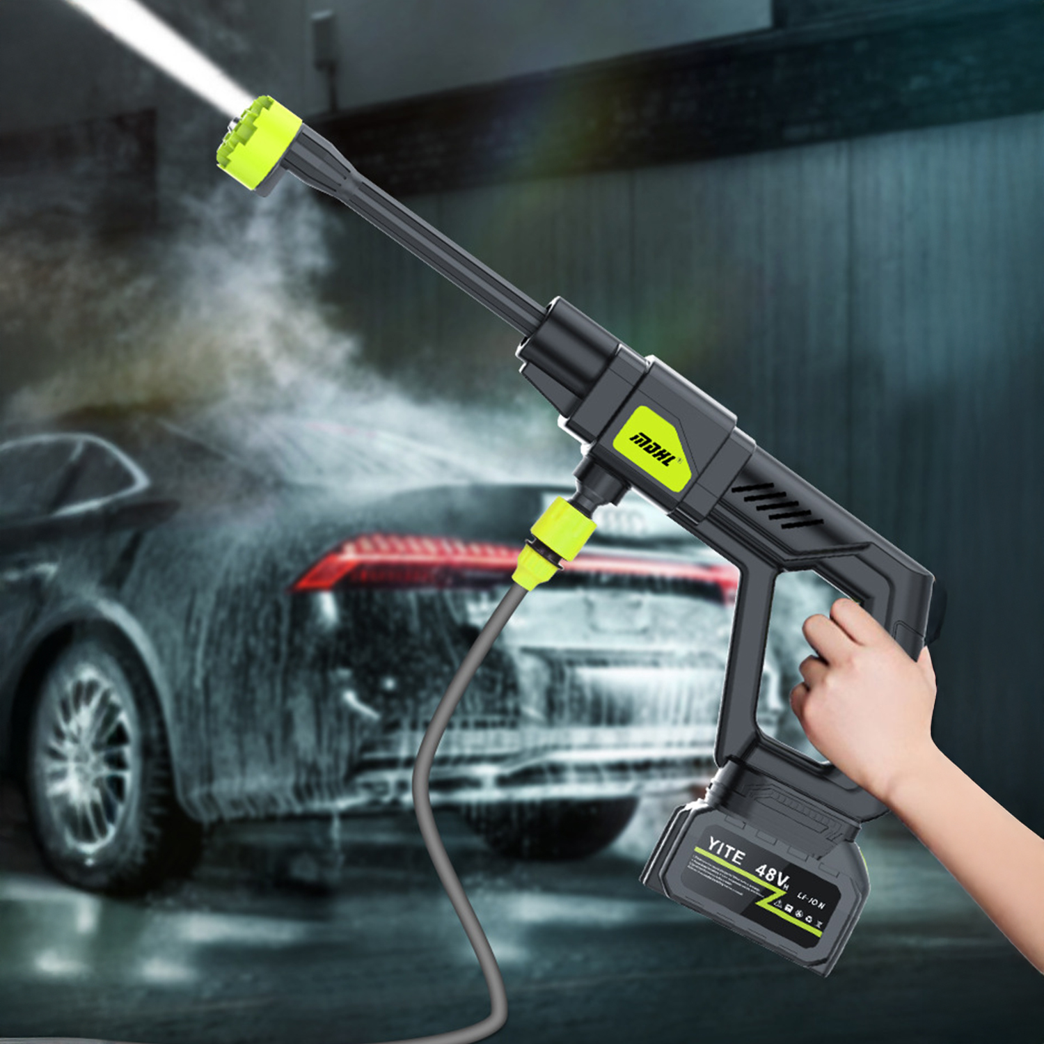 Persona limpiando coche con hidrolimpiadora. Chorro de agua golpeando vehículo.