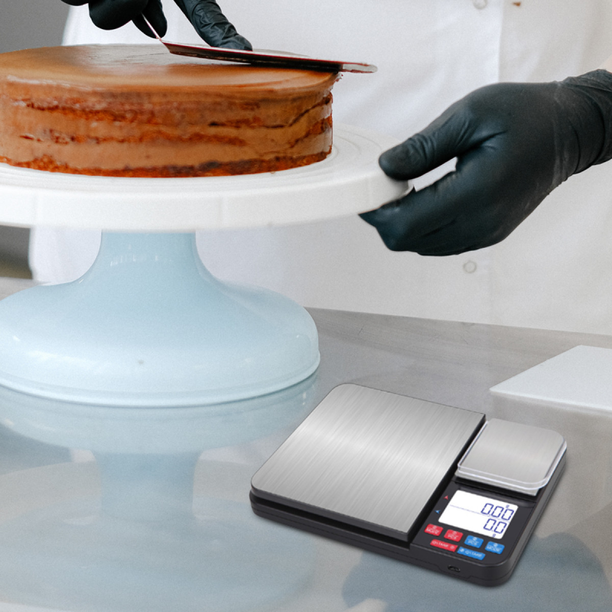 Cukiernik w czarnych rękawiczkach nakłada lukier na warstwowy tort czekoladowy.