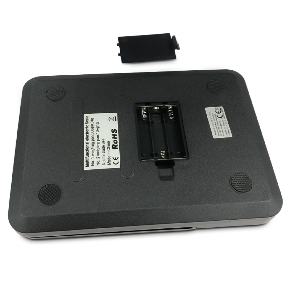 Spód czarnej wagi z otwartym komorą baterii i zdjętą pokrywą.