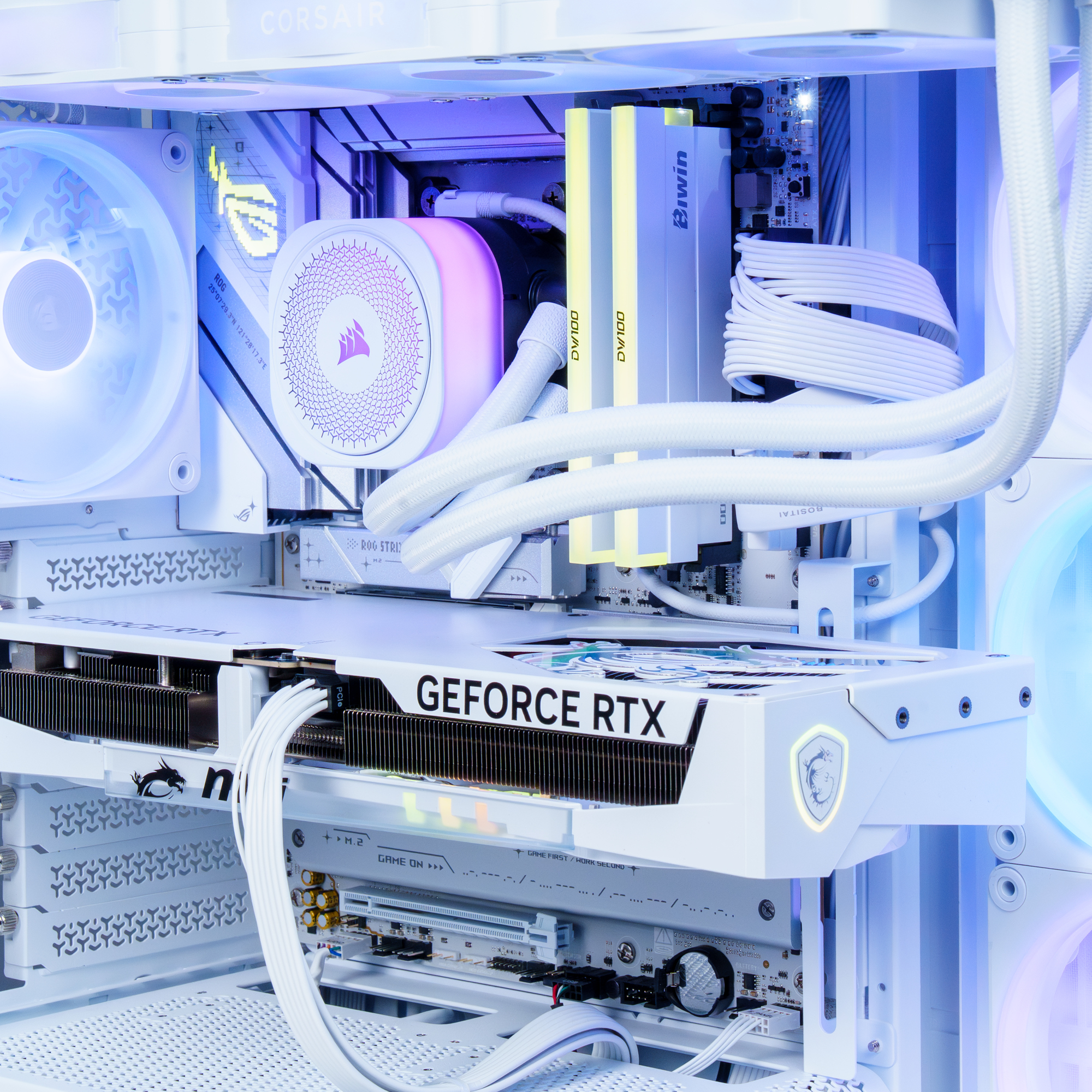 Un PC blanco con iluminación RGB, tarjetas gráficas y ventiladores.
