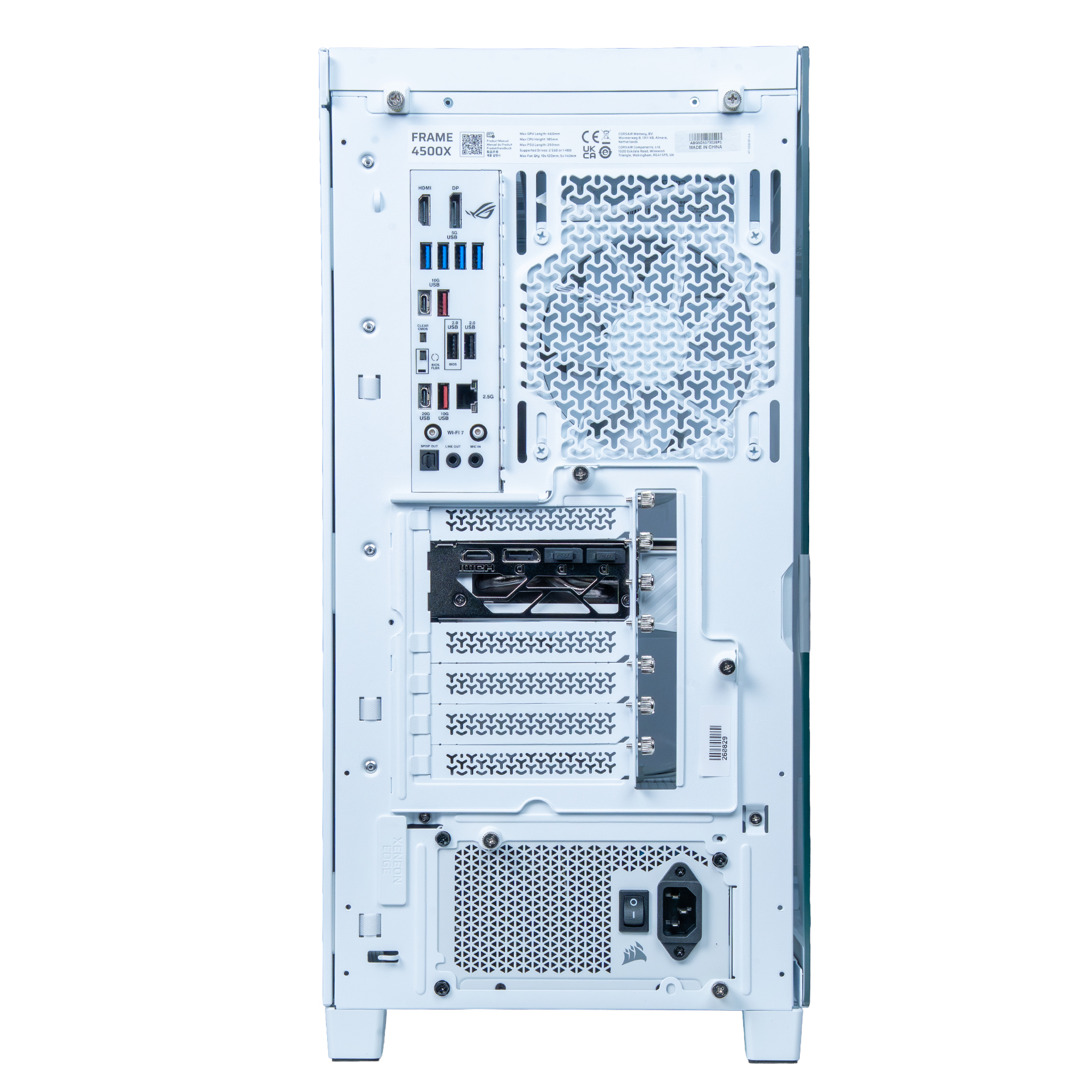 Vista trasera de una caja de PC blanca con puertos y rejillas de ventilación.