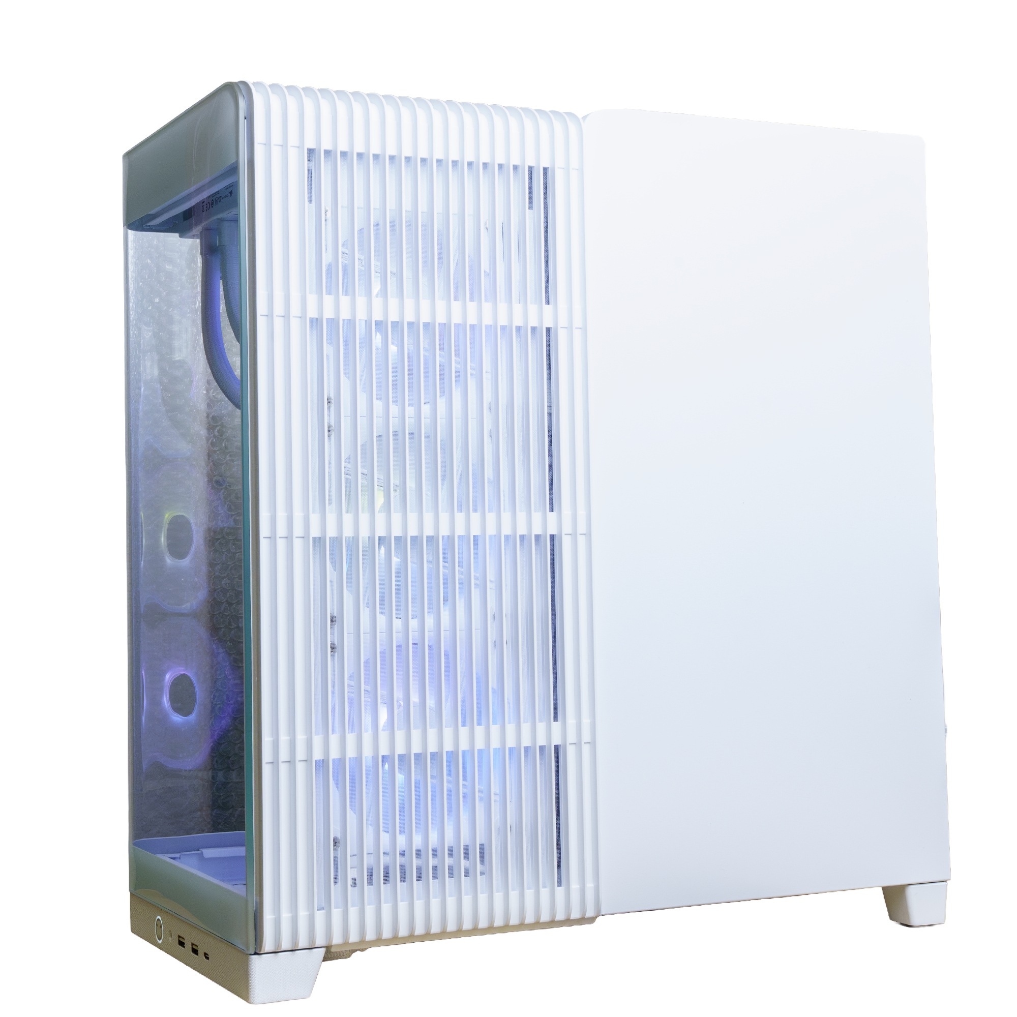 Una torre de PC blanca con panel lateral de cristal, ventiladores iluminados en azul y lamas verticales.