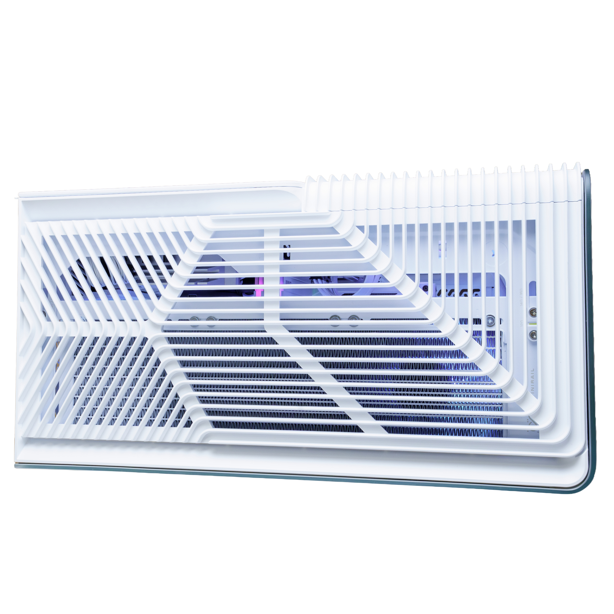 Una caja de ordenador blanca con rejillas de ventilación e iluminación azul.