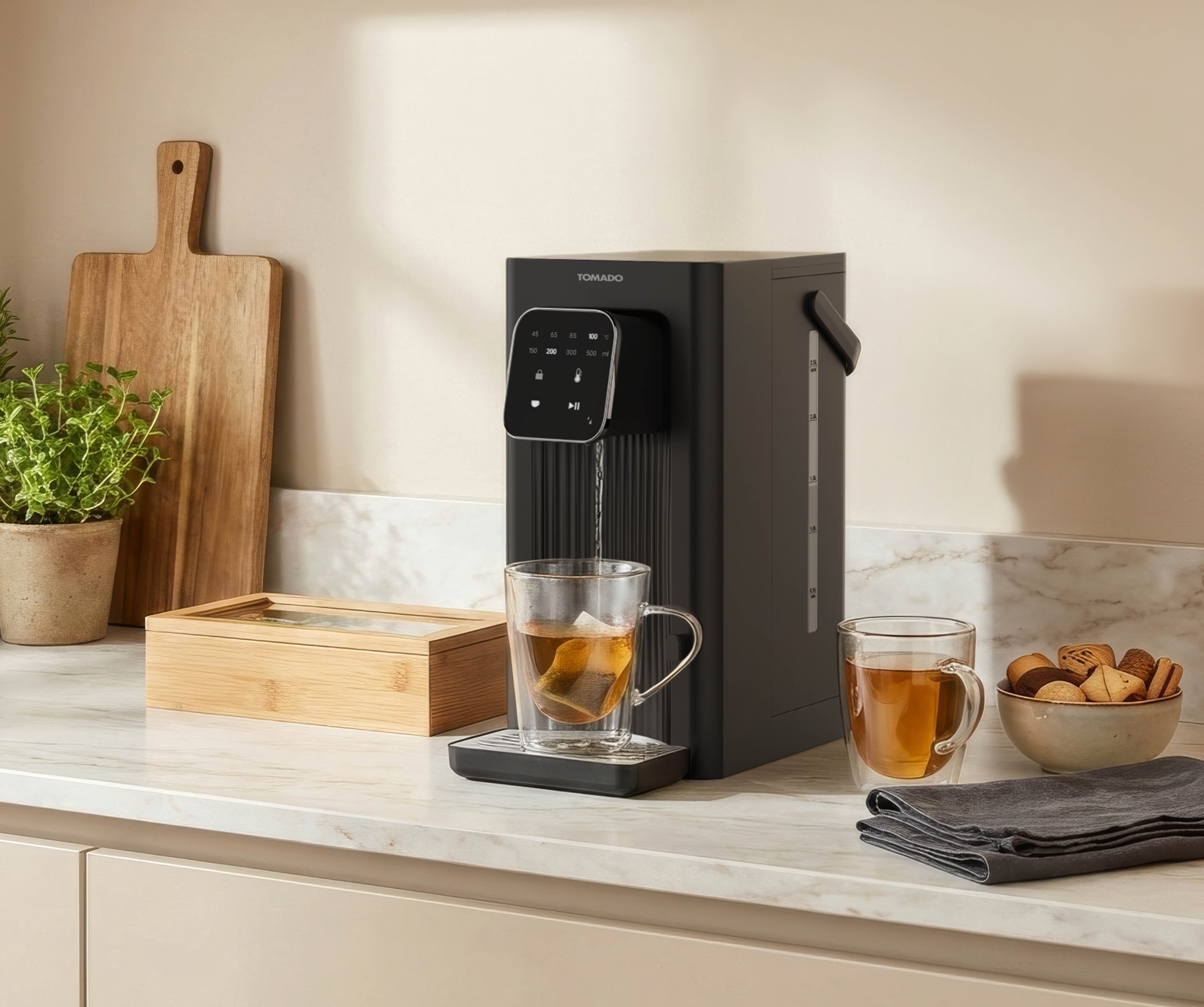 Ein schwarzer Wasserspender mit zwei Teegläsern, Keksen und einer Holzkiste.
