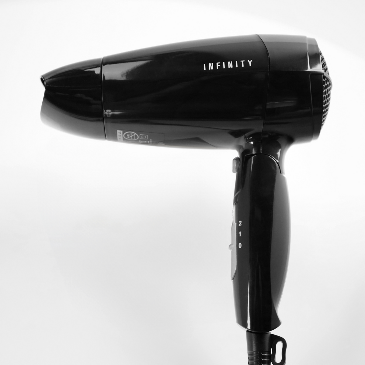 Czarna suszarka do włosów z napisem INFINITY.