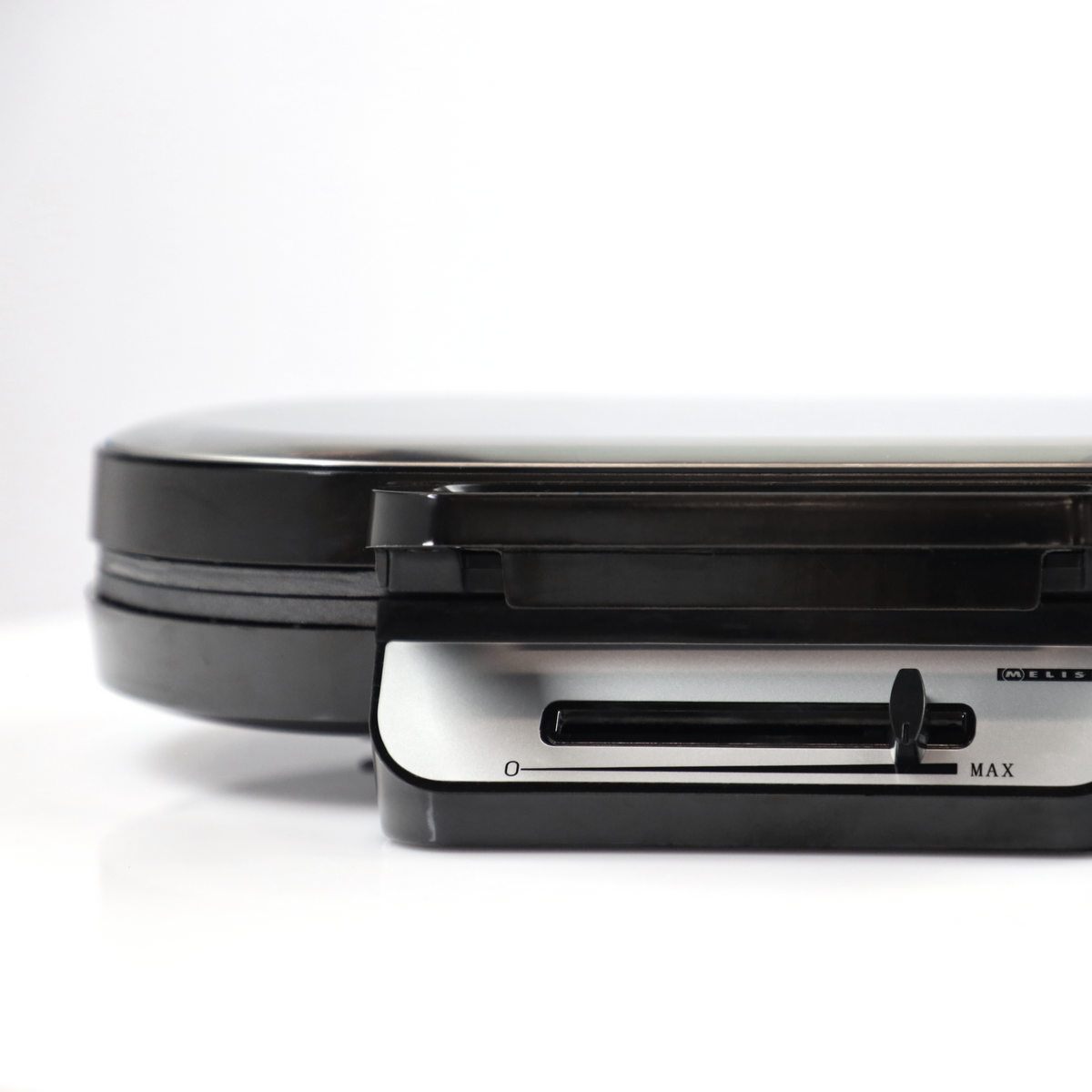 Czarna gofrownica z suwakiem od 0 do max.