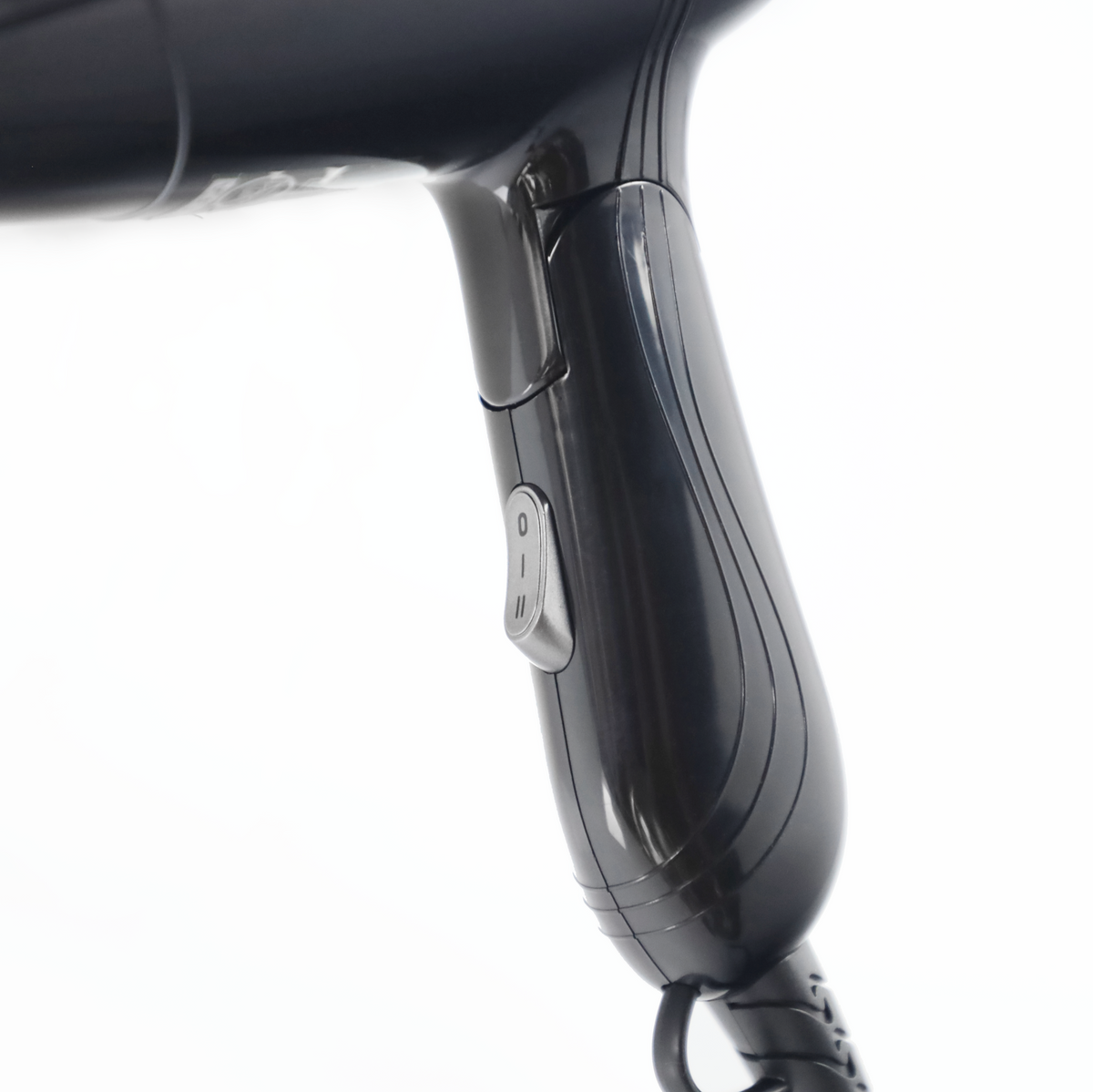 Zbliżenie czarnej suszarki do włosów z przełącznikiem.