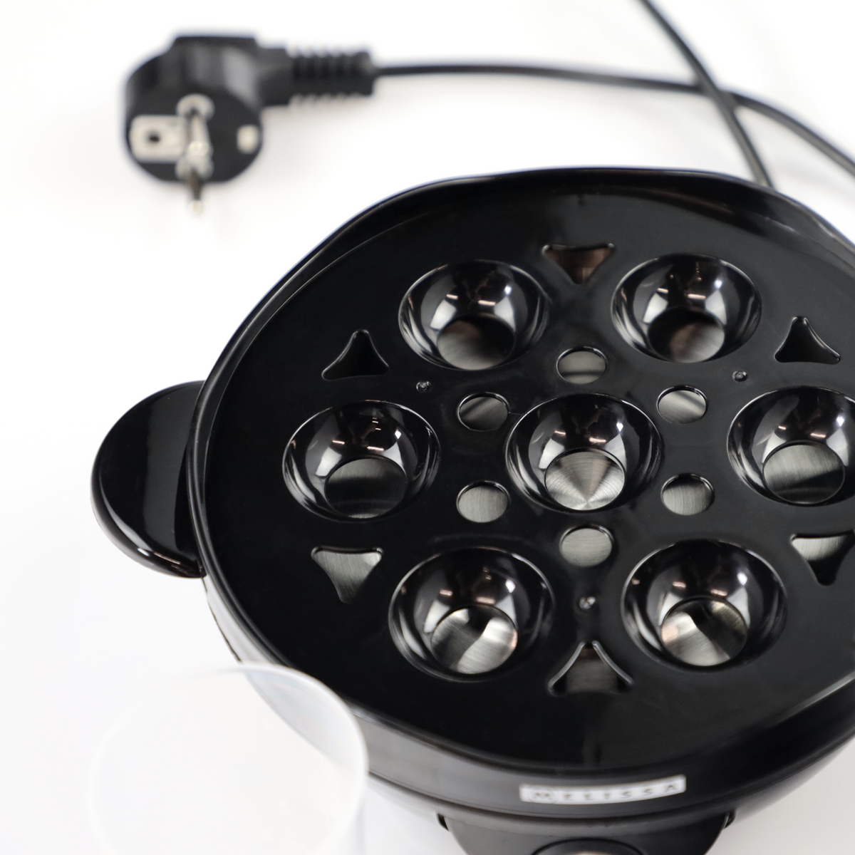 Czarna maszynka do robienia pączków z siedmioma foremkami i wtyczką.