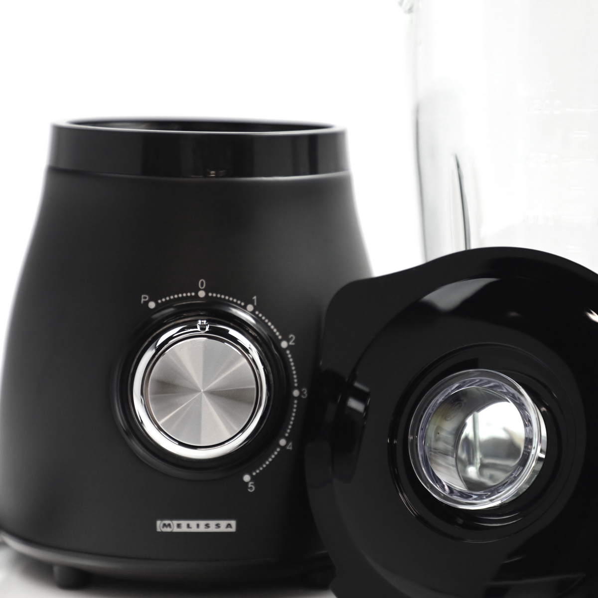 Zbliżenie czarnego blendera z srebrnym pokrętłem i ustawieniami prędkości.