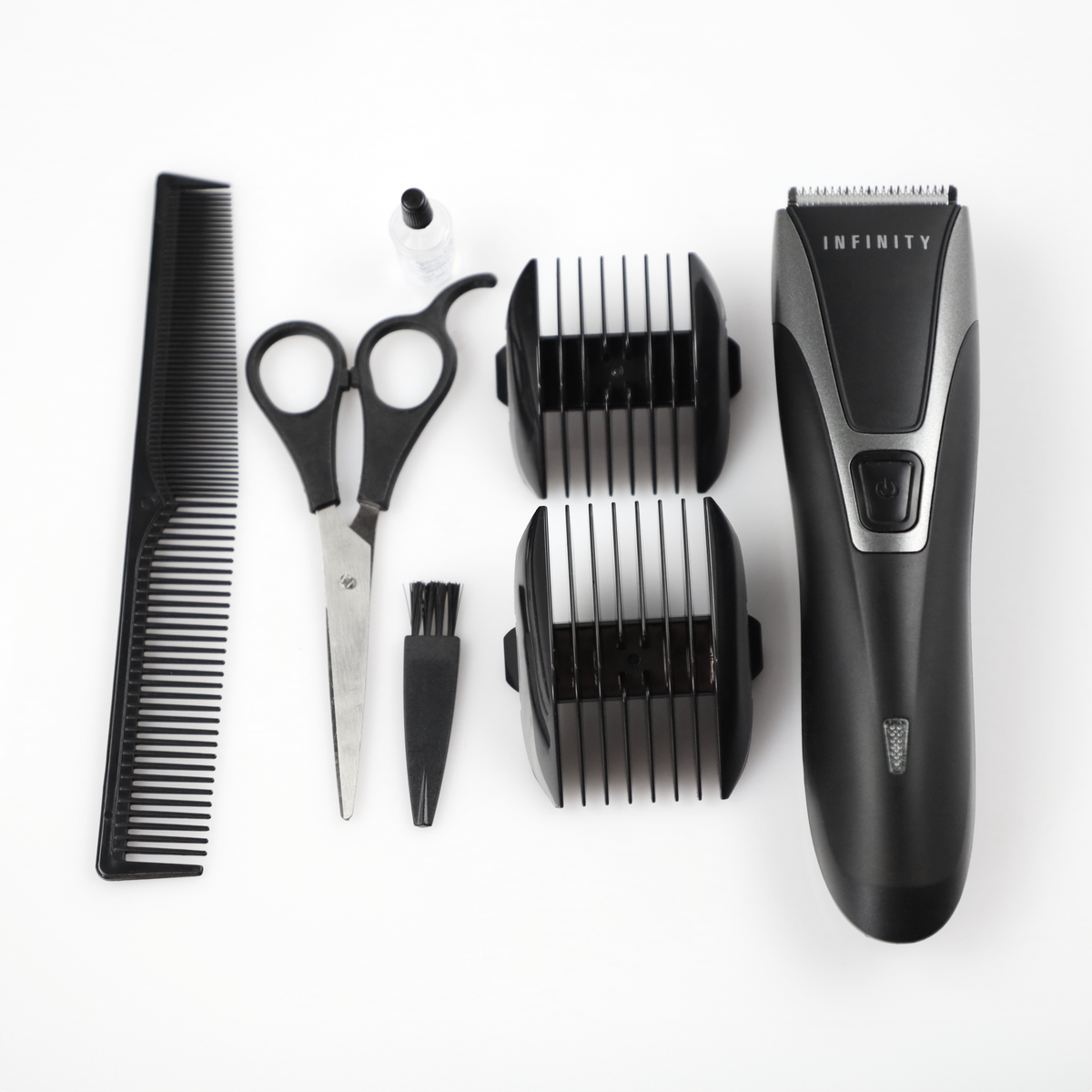 Een haarknipt set met trimmer, kammen, schaar, borstel en olie.