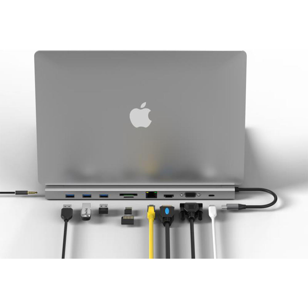 Gümüş Apple logolu dizüstü bilgisayar, kablolu gümüş bir dock istasyonuna bağlı.