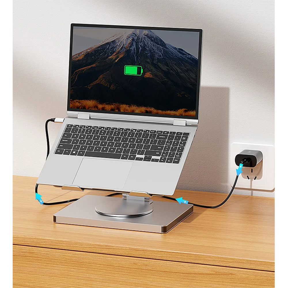 Bir stant üzerindeki dizüstü bilgisayar bir güç adaptörüyle şarj oluyor.