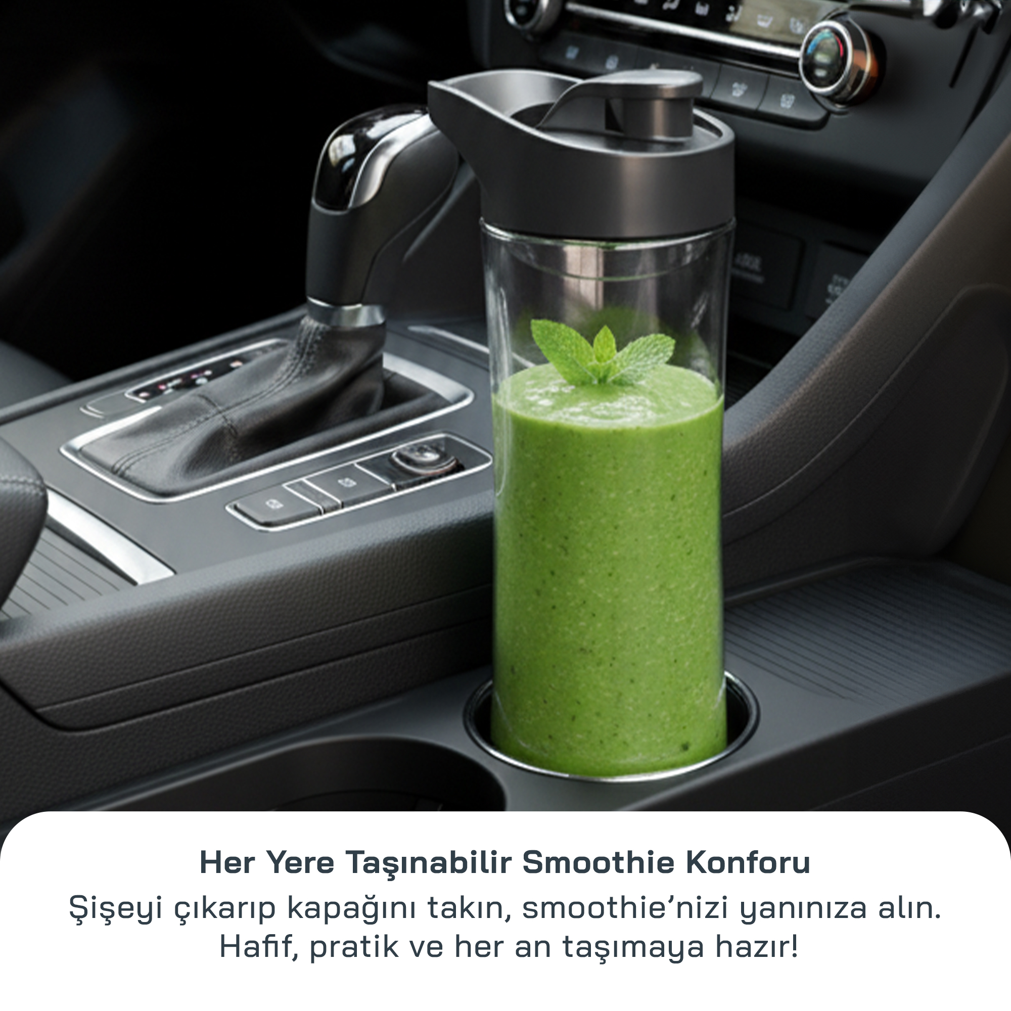 Yeşil smoothie, cam şişede, vites kolunun yanındaki araç bardaklığında.