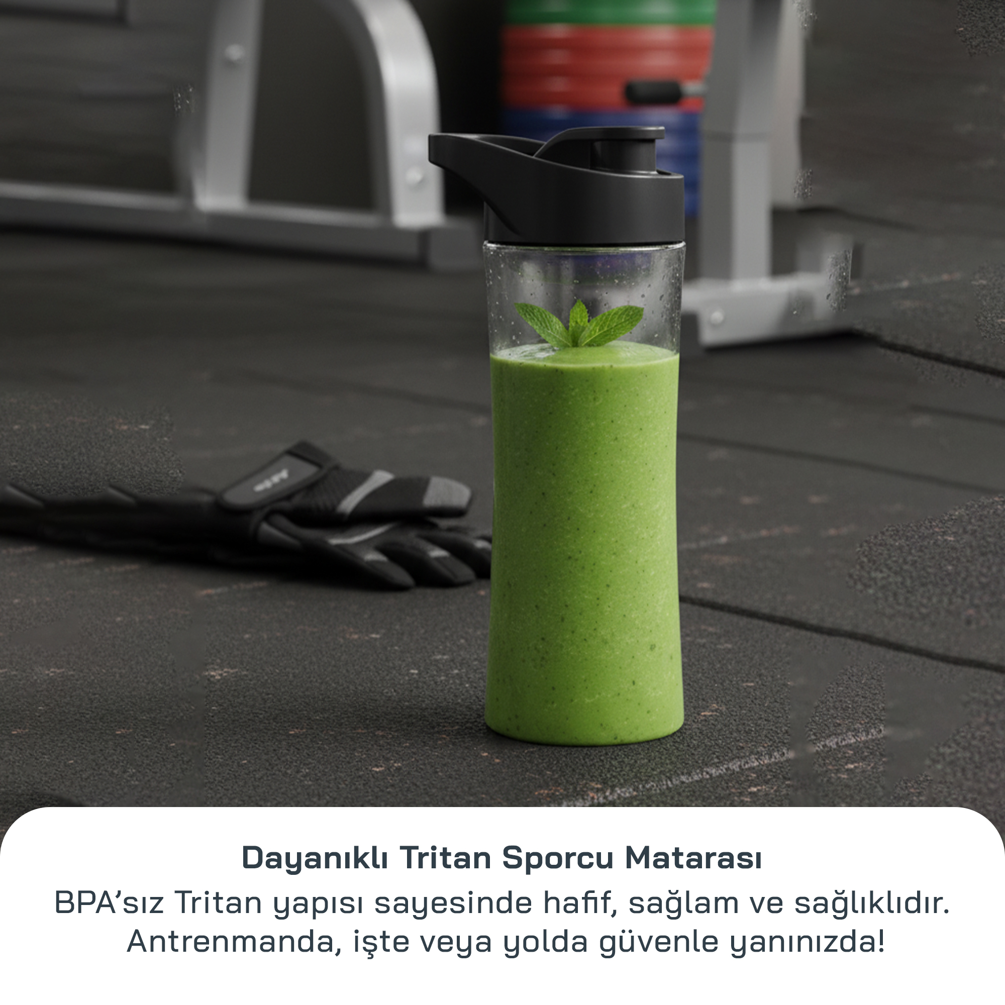Nane yapraklı şeffaf şişede yeşil smoothie. Yakında siyah eldivenler. Spor salonu ekipmanı.