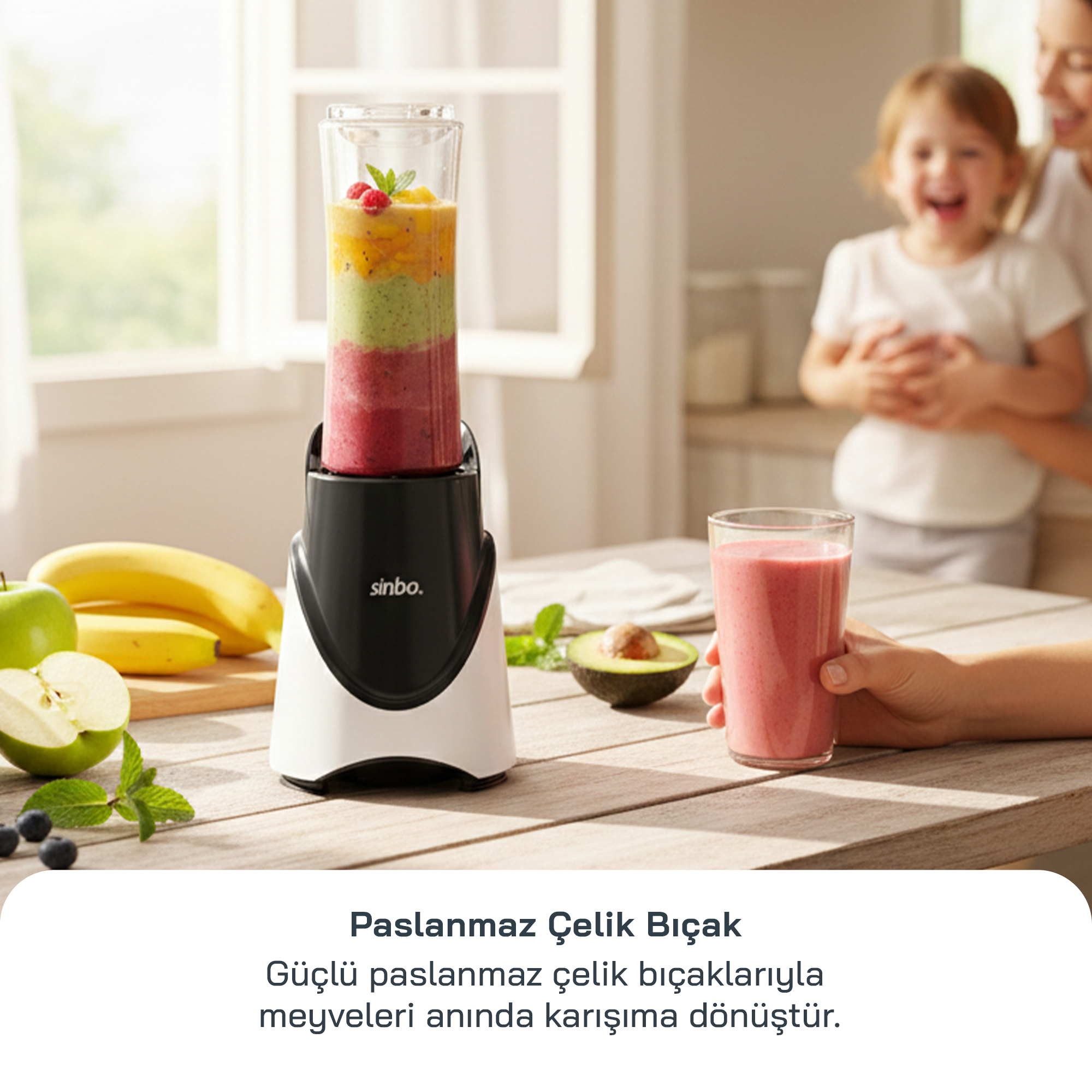 Meyve, shake tutan el, anne ve çocuk yanında katmanlı meyveli shake'li blender.