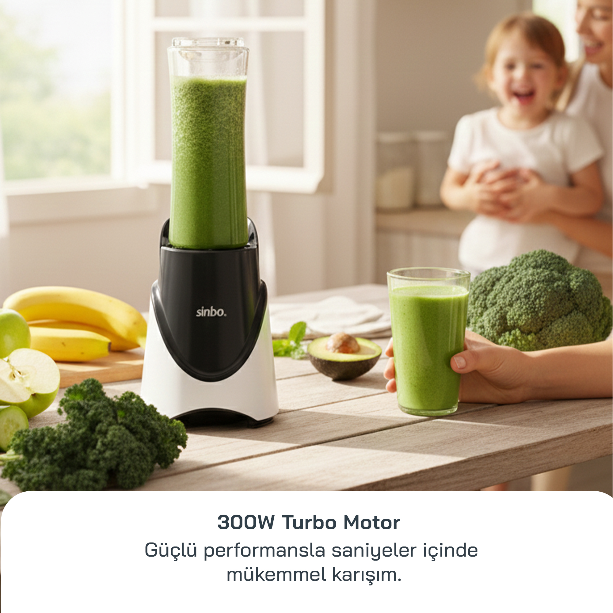 Yeşil smoothie, meyve ve sebzeli blender ahşap masada. Arkada gülen çocuk.