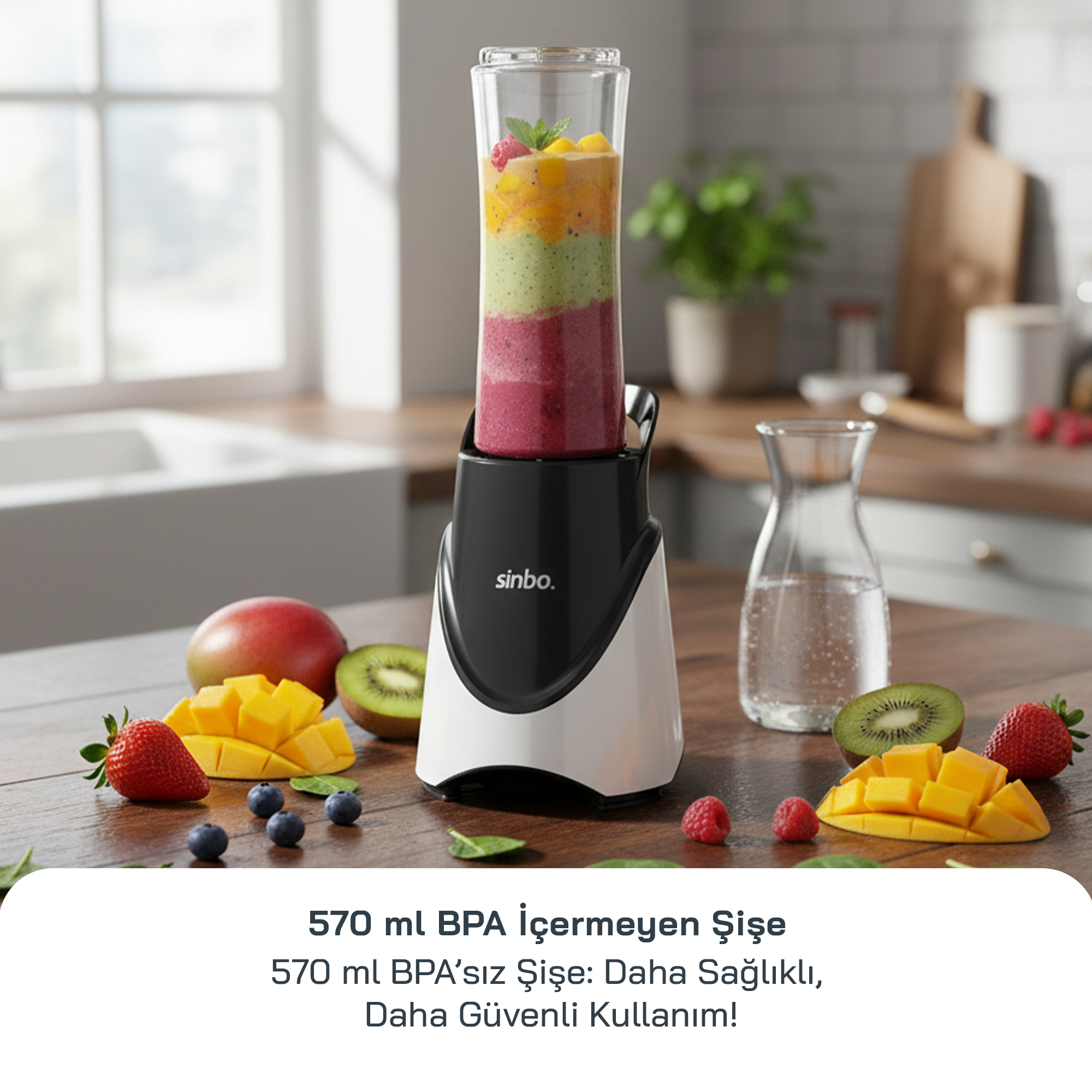 Renkli meyveli smoothie, yemiş ve mango dilimleri olan blender, ahşap masa üzerinde.