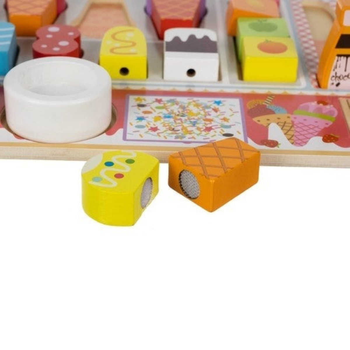 Juguetes de madera: formas coloridas de helado y pastel, taza blanca, pastel amarillo.