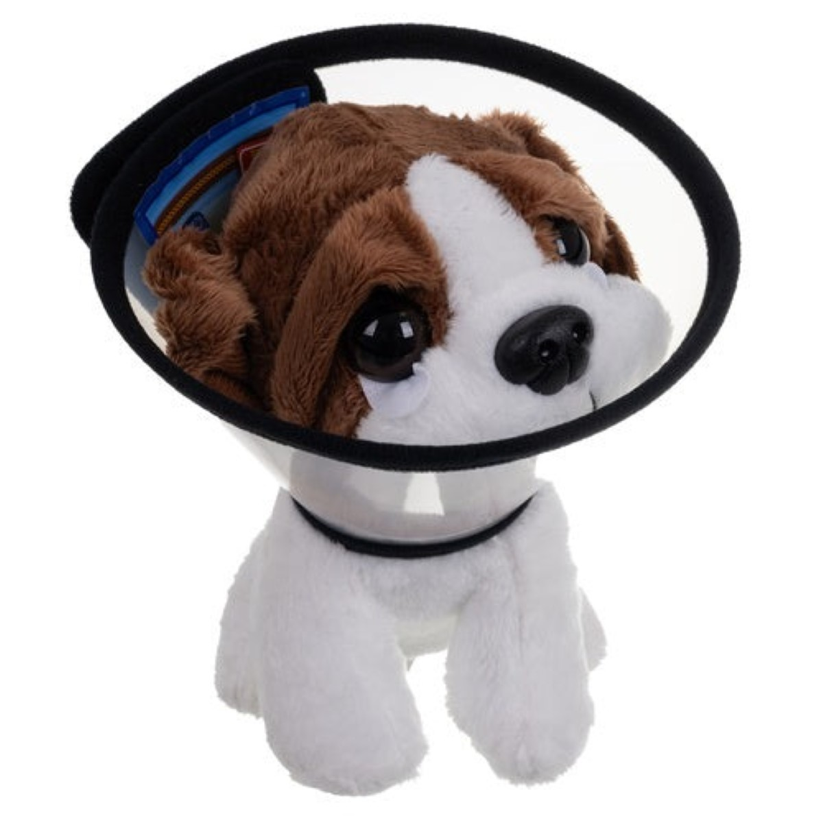 Un perro de peluche marrón y blanco con un collar protector transparente.