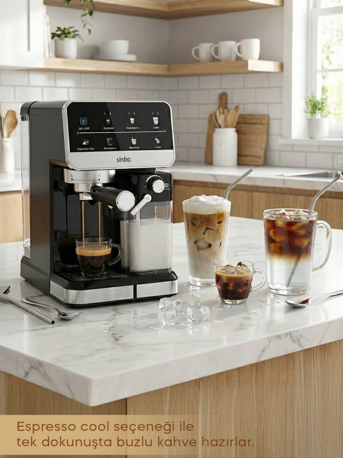 Siyah bir kahve makinesi, yanında buzlu içeceklerle bir fincana espresso demliyor.