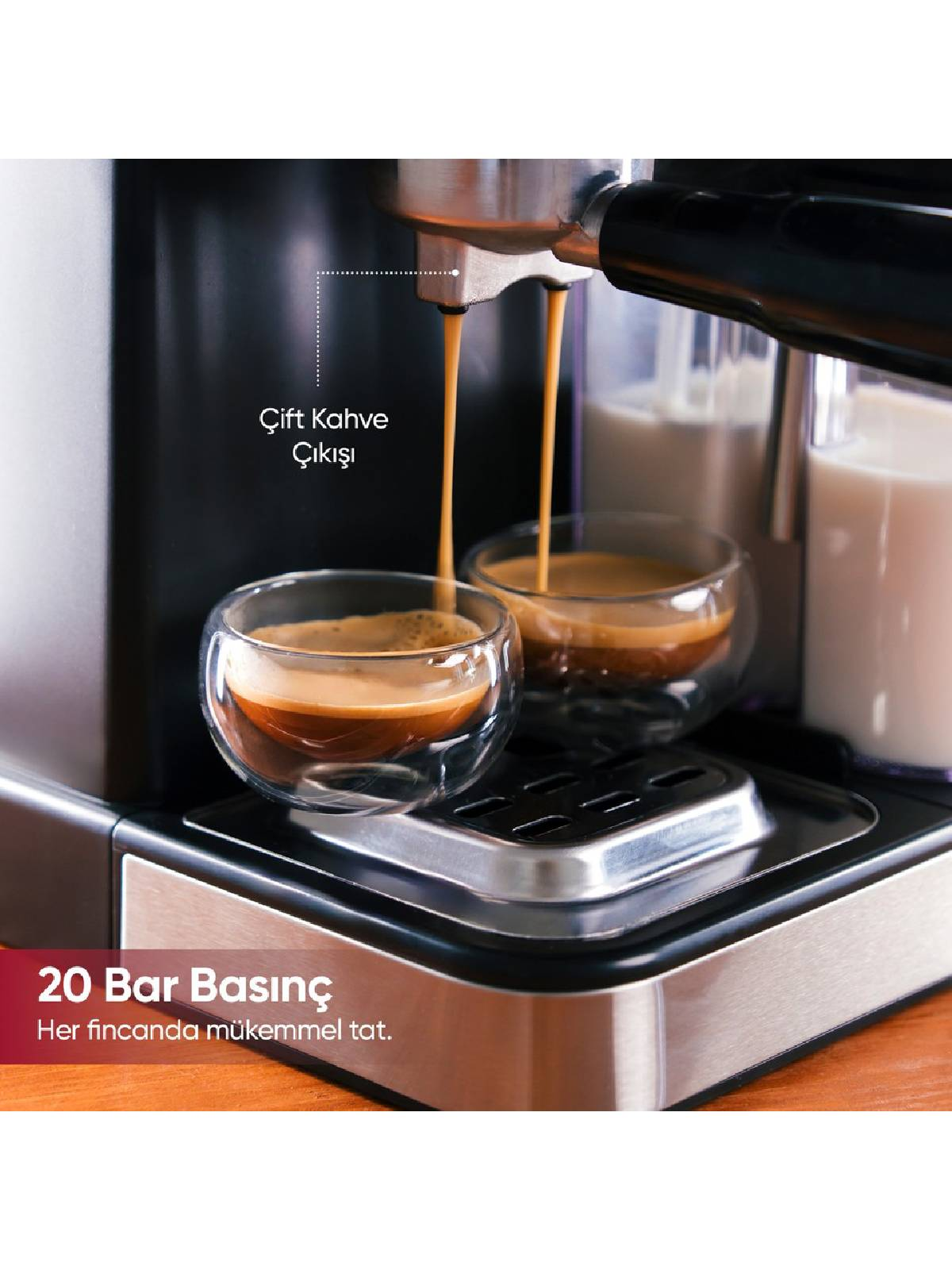 Espresso makinesi iki bardağa kahve yapıyor, arkada süt kapları var.
