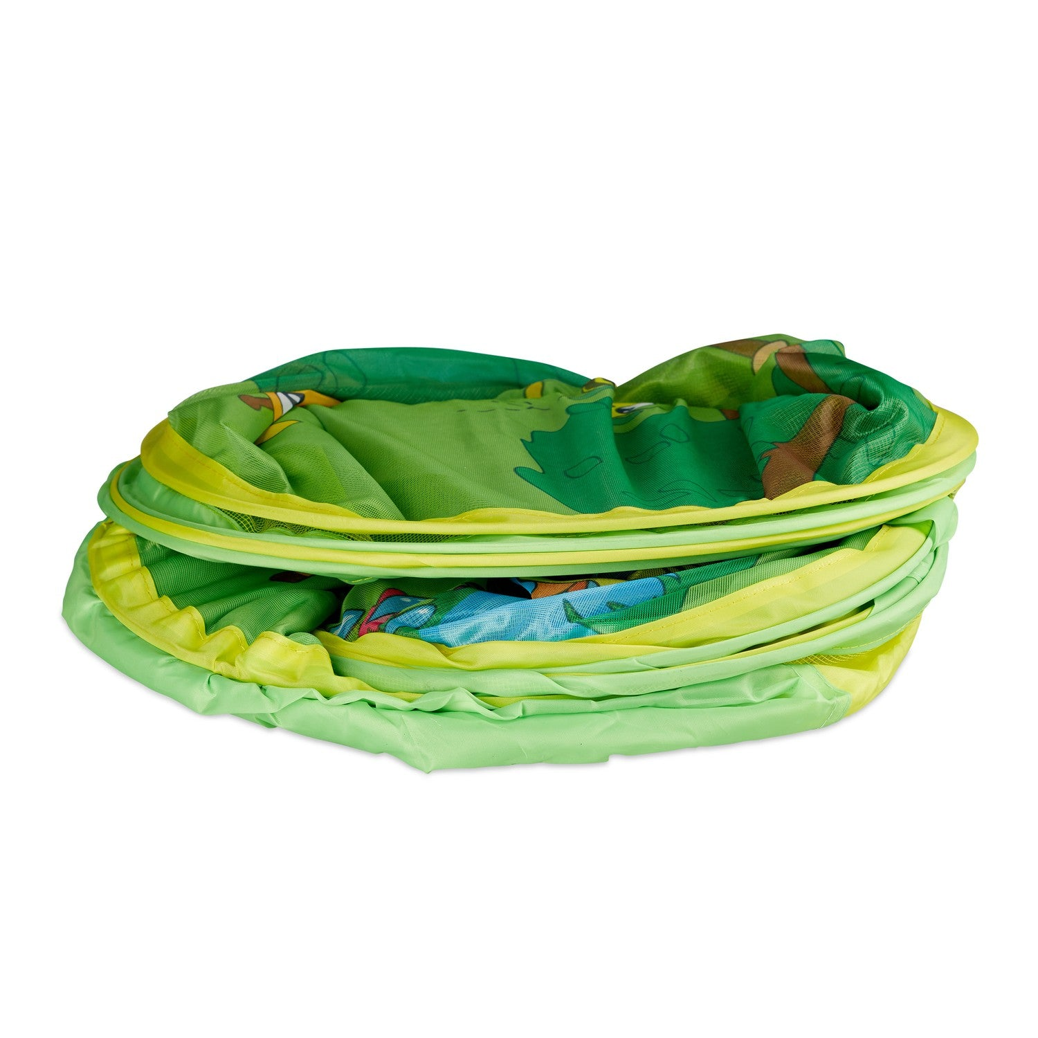 Un túnel de juego verde plegado con ribete amarillo y estampados de animales.