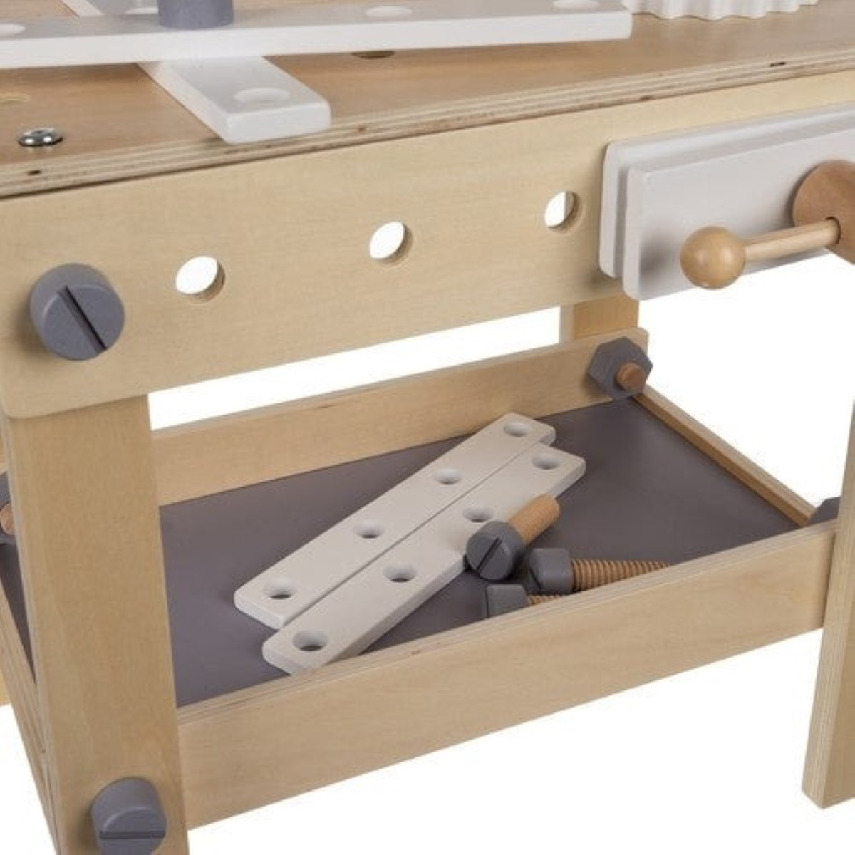 Banco de trabajo de madera con tornillos y piezas en el estante.