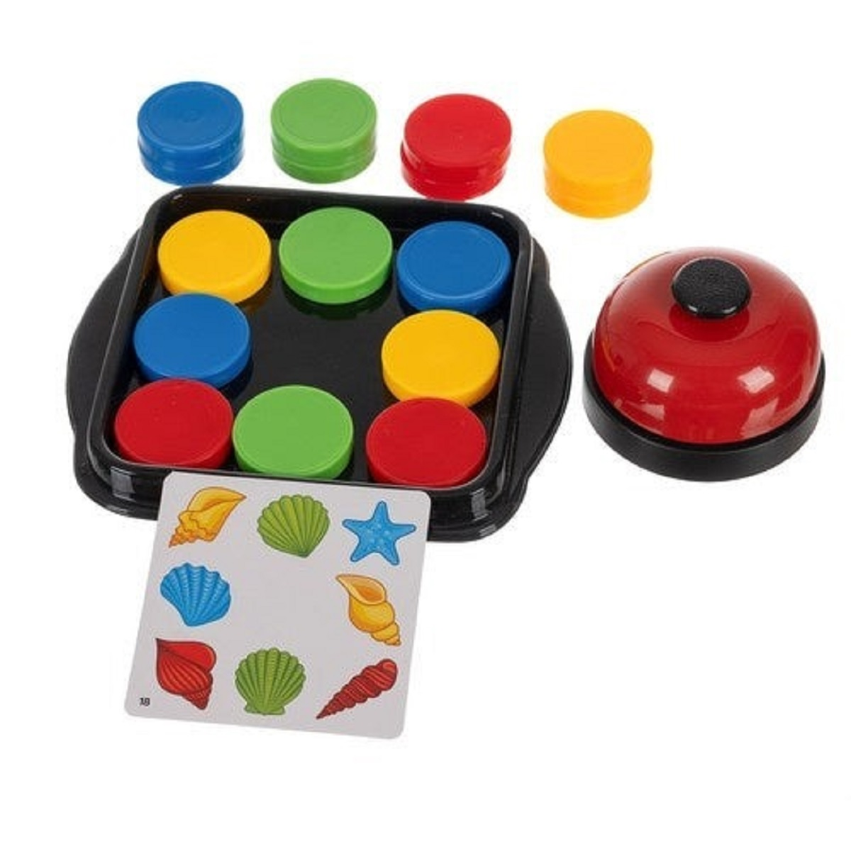 Fichas de juego coloridas en un tablero negro, una tarjeta con conchas y una campana roja.