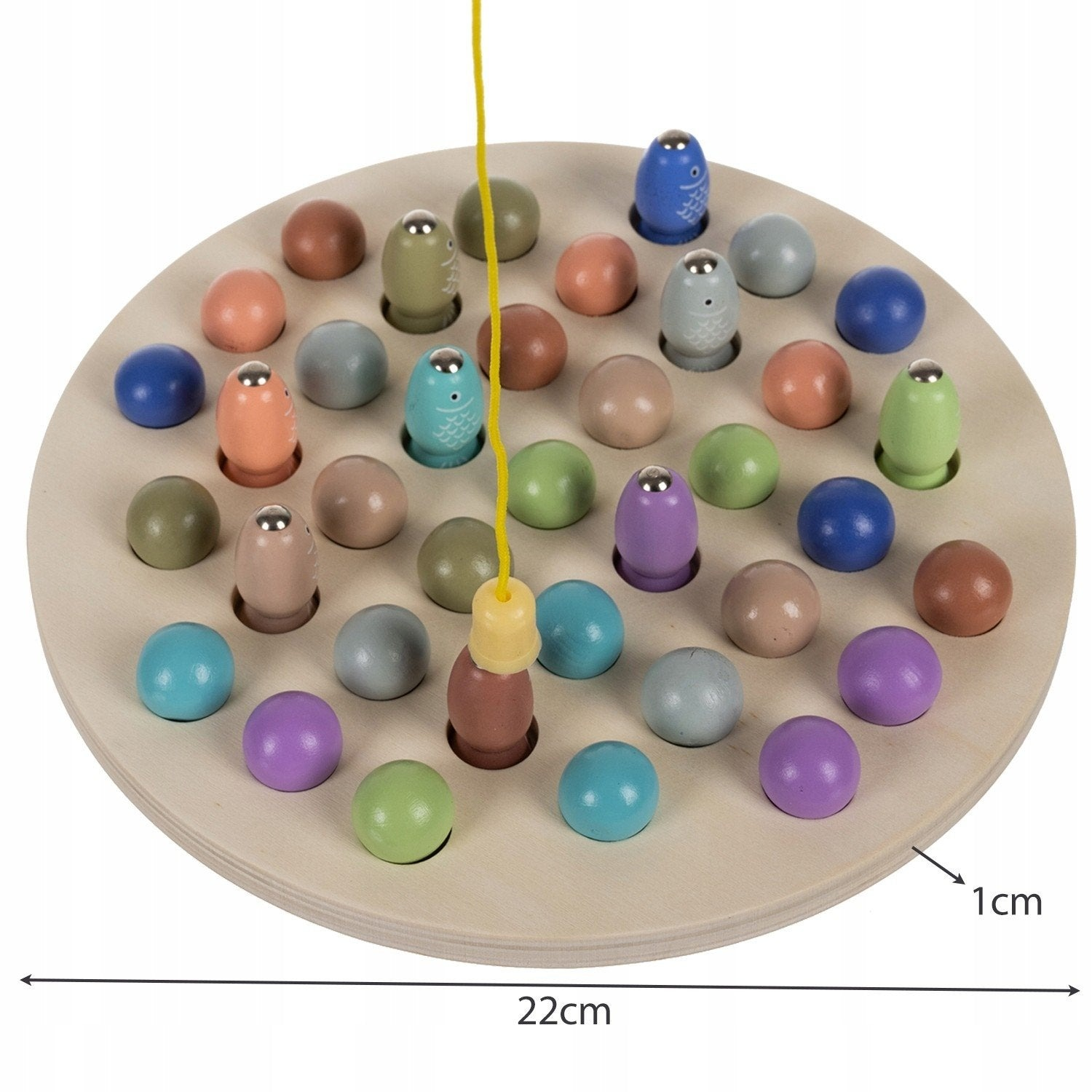 Juguete de madera: peces y bolas de varios colores en una tabla redonda de madera.