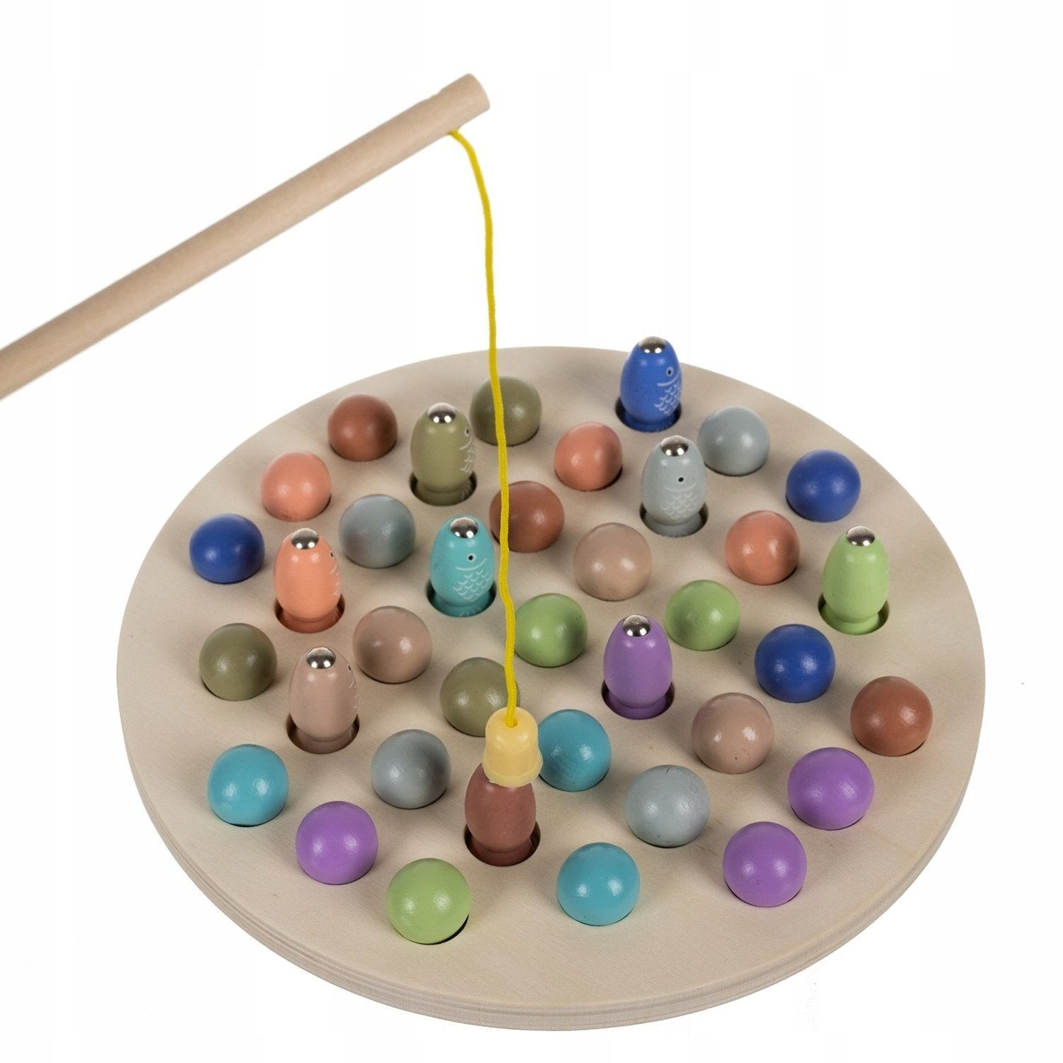 Un juego de pesca de madera con bolas de colores y figuras de peces en una tabla redonda.