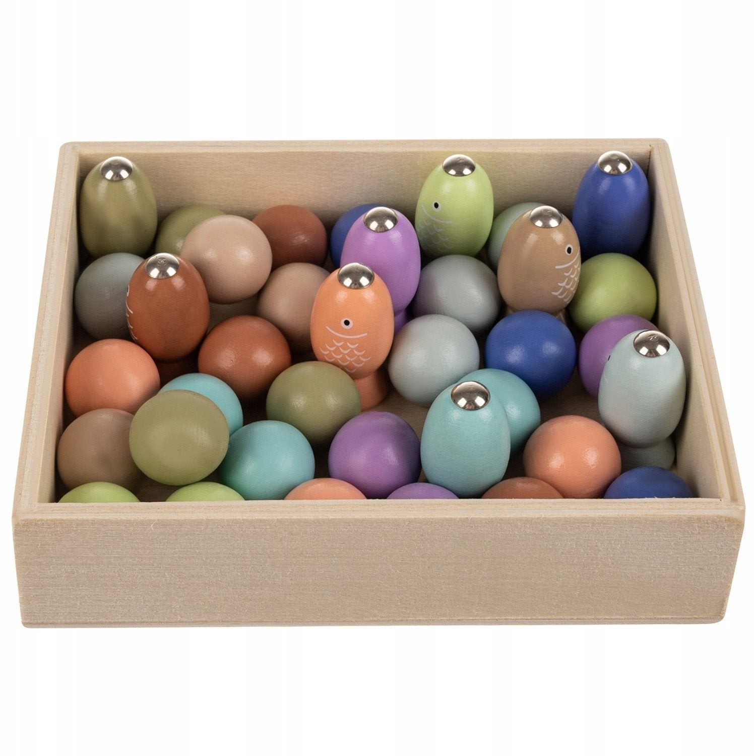Caja de madera con cuentas y bolas de colores en forma de pez.