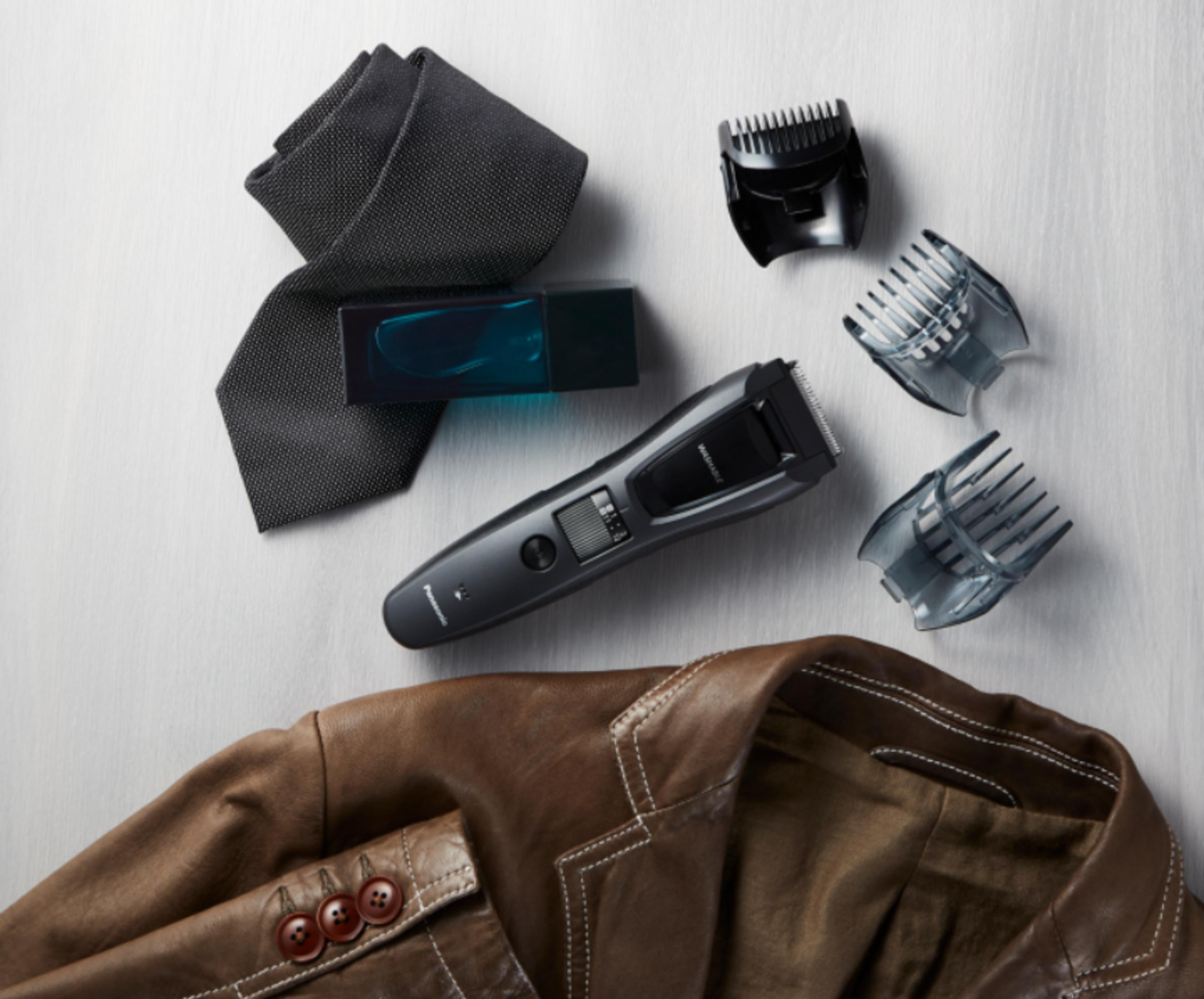 Ciemny krawat, czarny krawat, flakon perfum, trymer i brązowa kurtka skórzana.