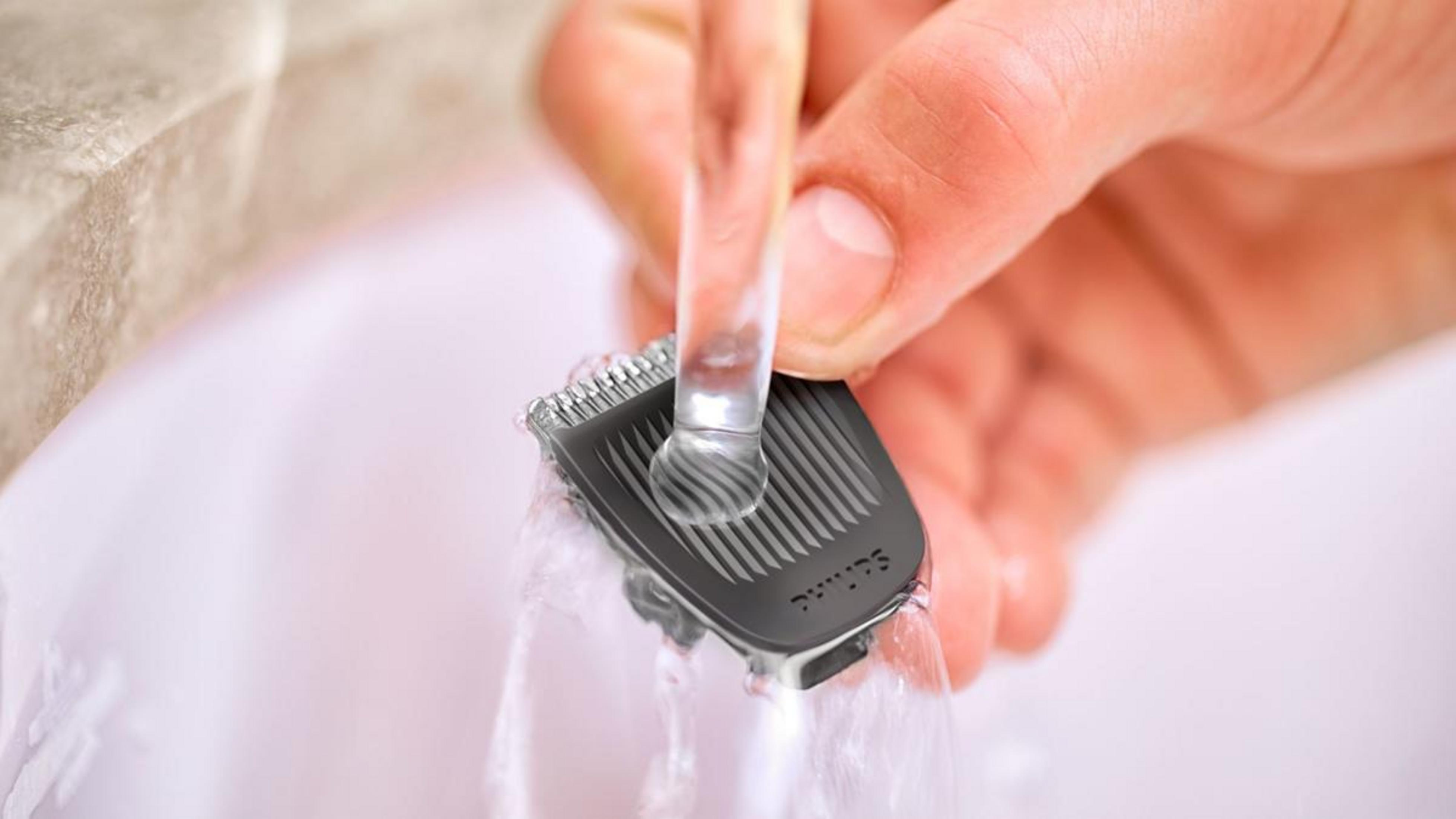 Ein Philips-Trimmer wird unter fließendem Wasser gereinigt.