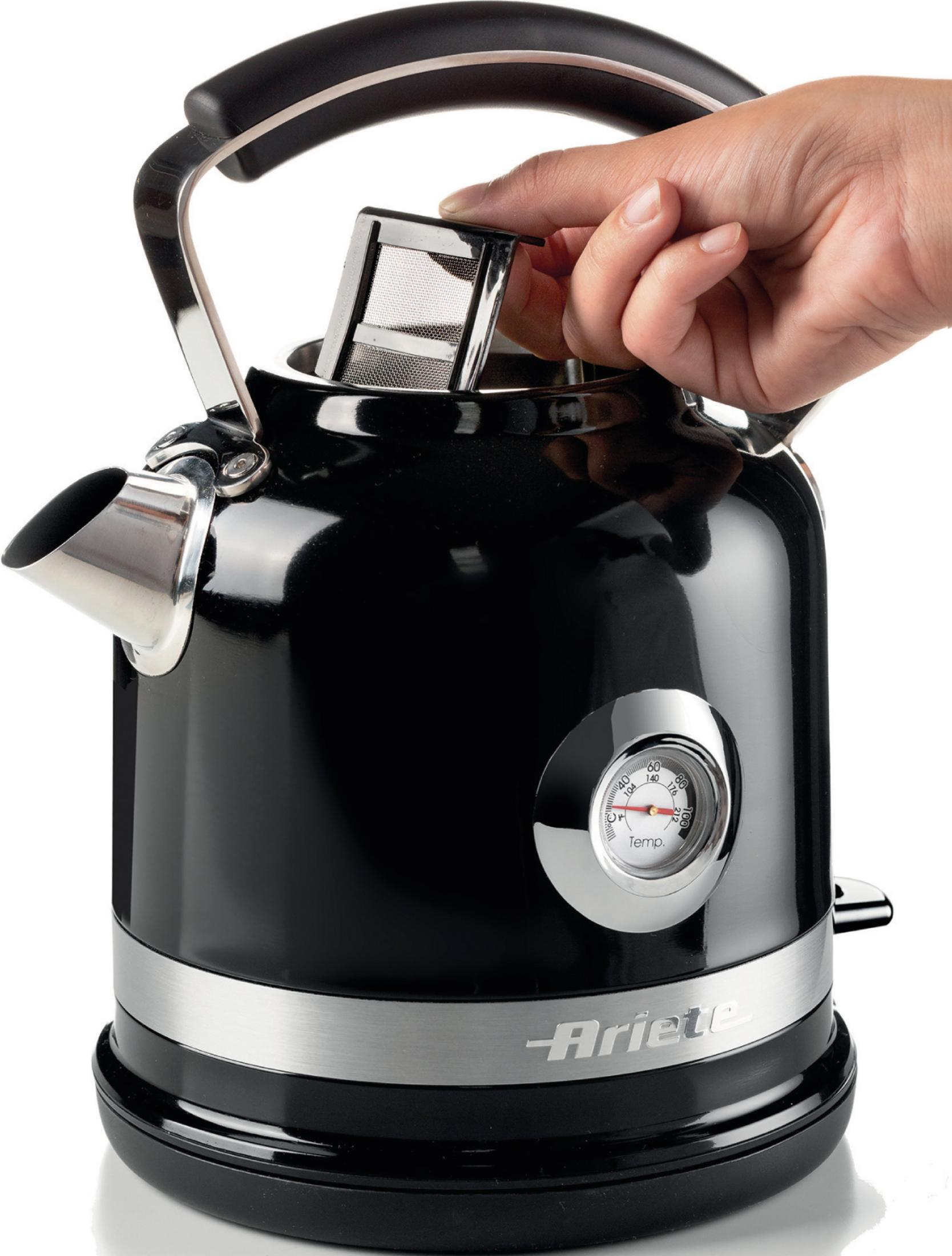 Dłoń wkłada wkład filtrujący do czajnika z termometrem.