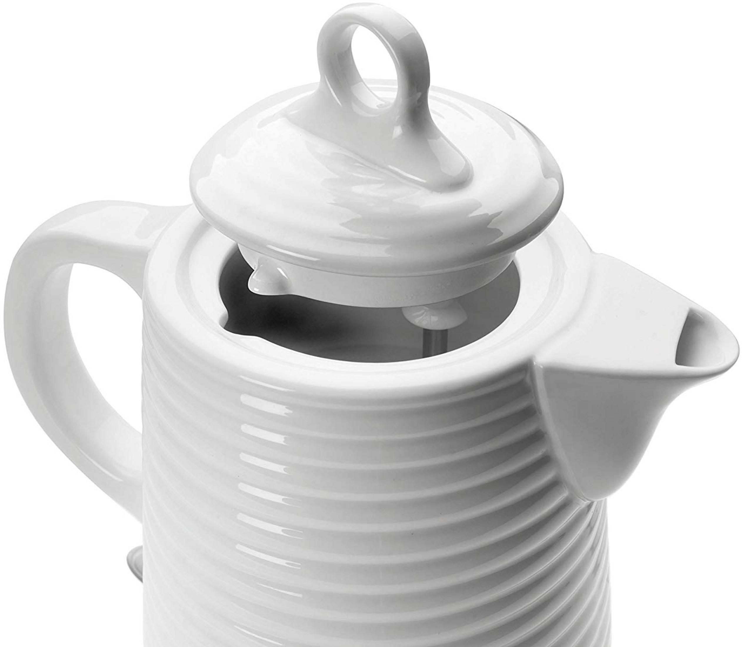 Tetera de cerámica blanca con cuerpo acanalado y tapa abierta.
