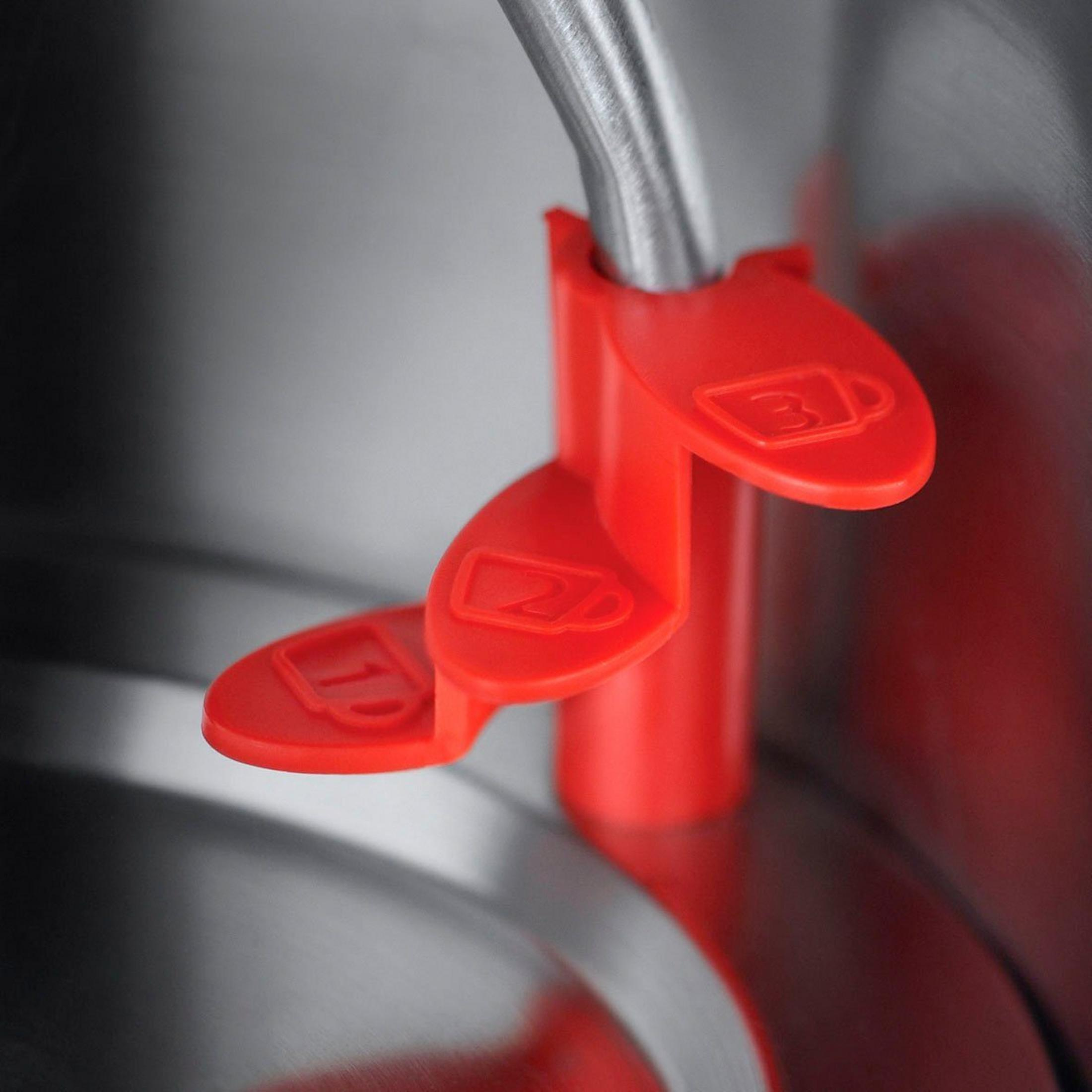 Czerwona dźwignia z oznaczeniami 1, 2 i 3 filiżanek na czajniku ze stali nierdzewnej.